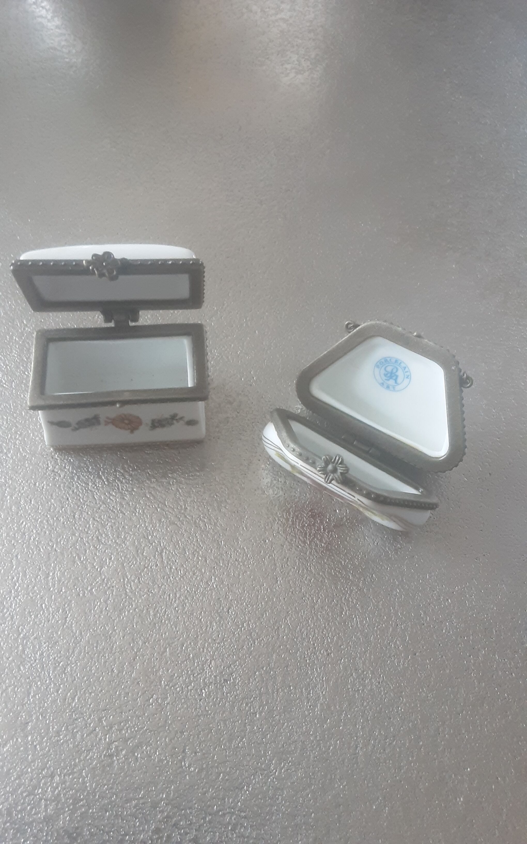 Lot 2 porcelain boxes Art