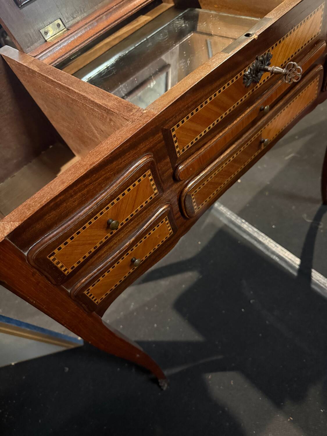 Coiffeuse en palissandre Louis XV