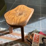 Tabouret brutaliste en bois massif