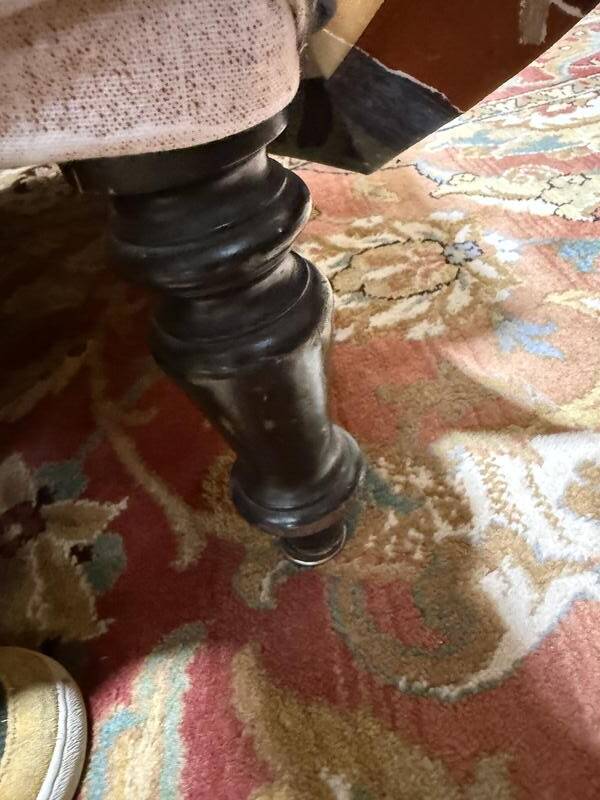 Salon crapaud comprenant un canapé et une paire de fauteuils