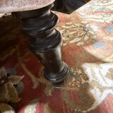 Salon crapaud comprenant un canapé et une paire de fauteuils