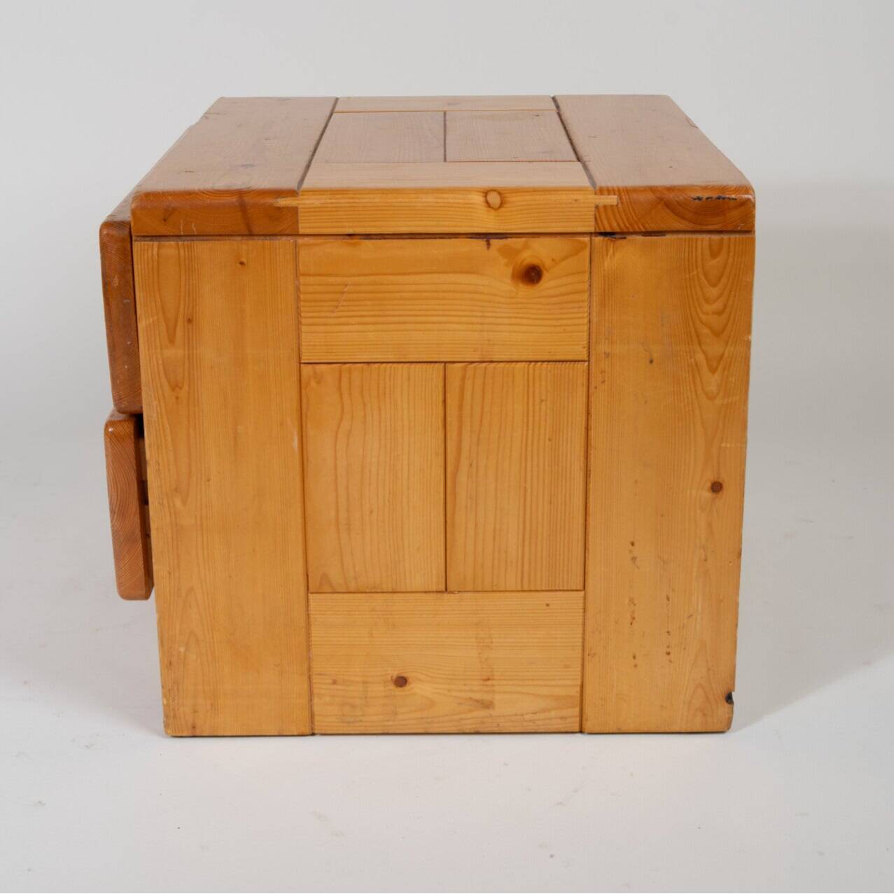 Meuble de rangement, chevet par Charlotte Perriand pour Les Arcs, 1960