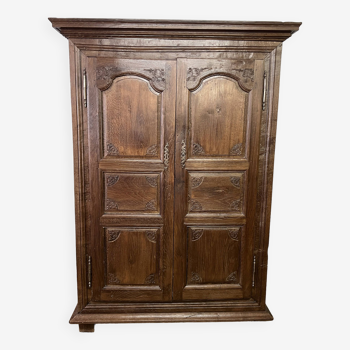 Armoire Louis XV en bois sculpté du XVIIIè siècle