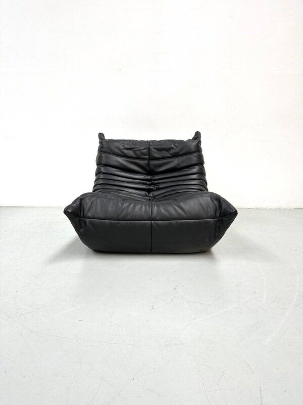 Fauteuil lounge Togo en cuir noir français par Michel Ducaroy pour Ligne Roset, années 1970.