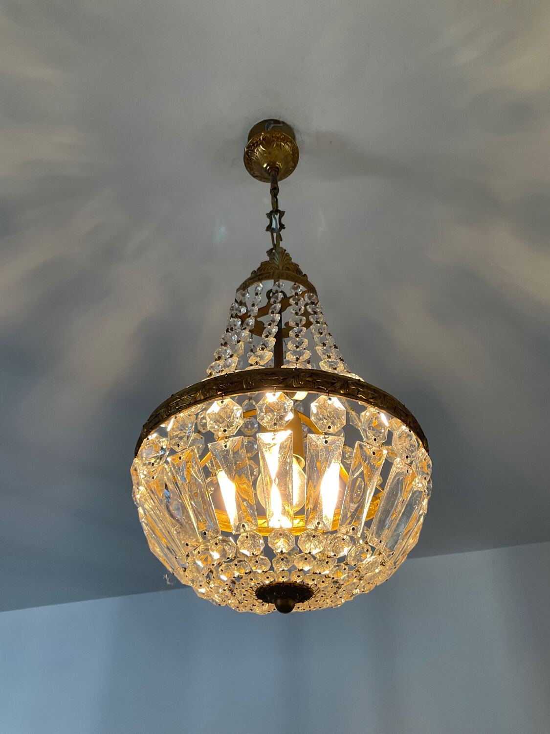 Balloon chandelier in bronze and pendants