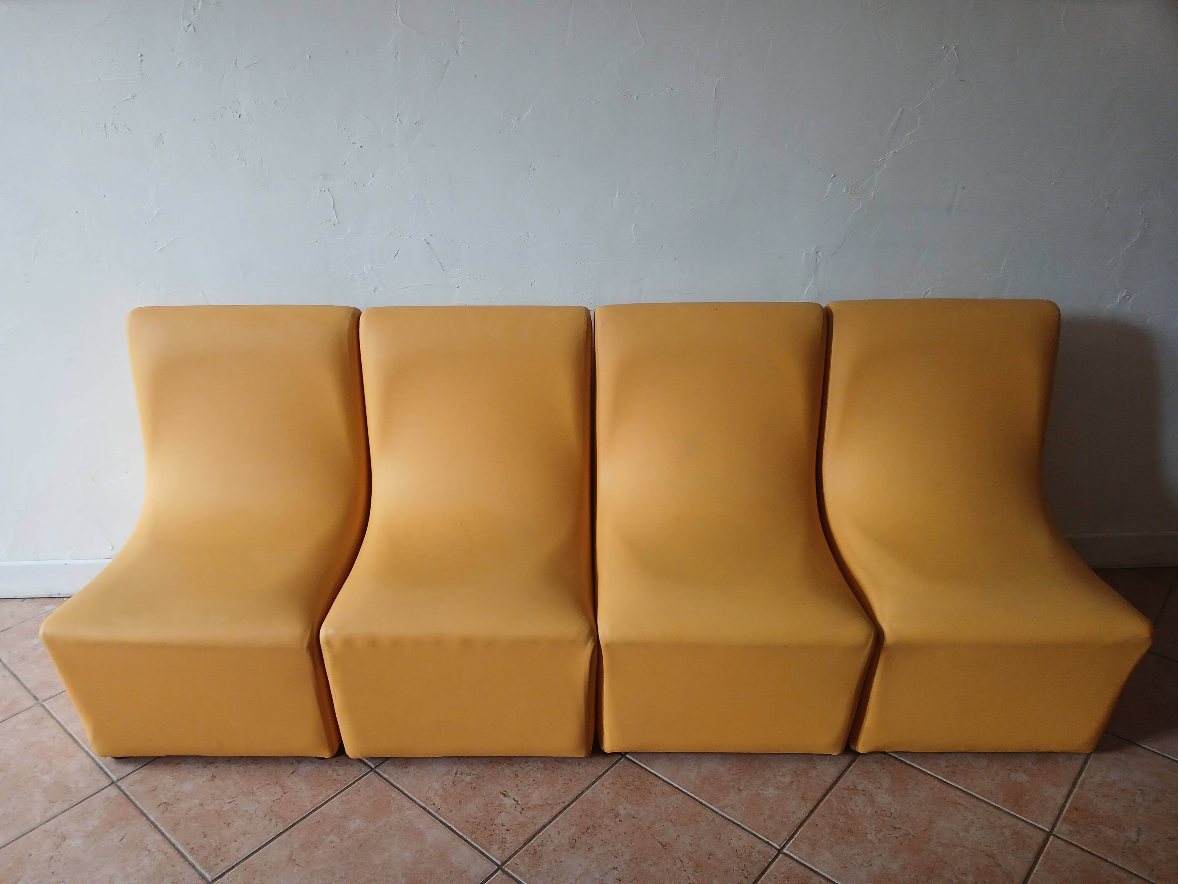 Lot de 4 chauffeuses années 70/80 vintage en similli cuir  jaune moutarde