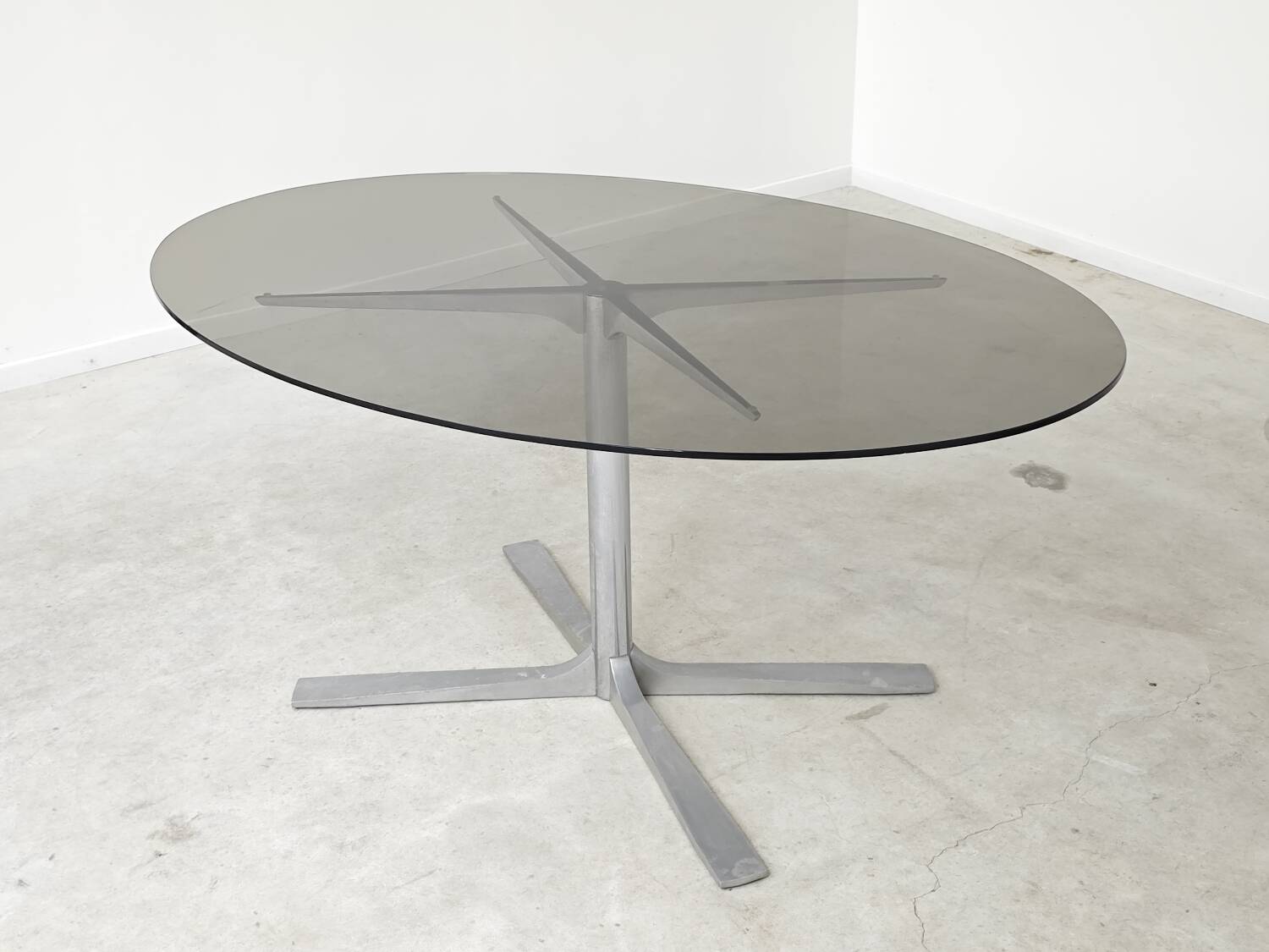 Dining table in glass, aluminum and chrome steel