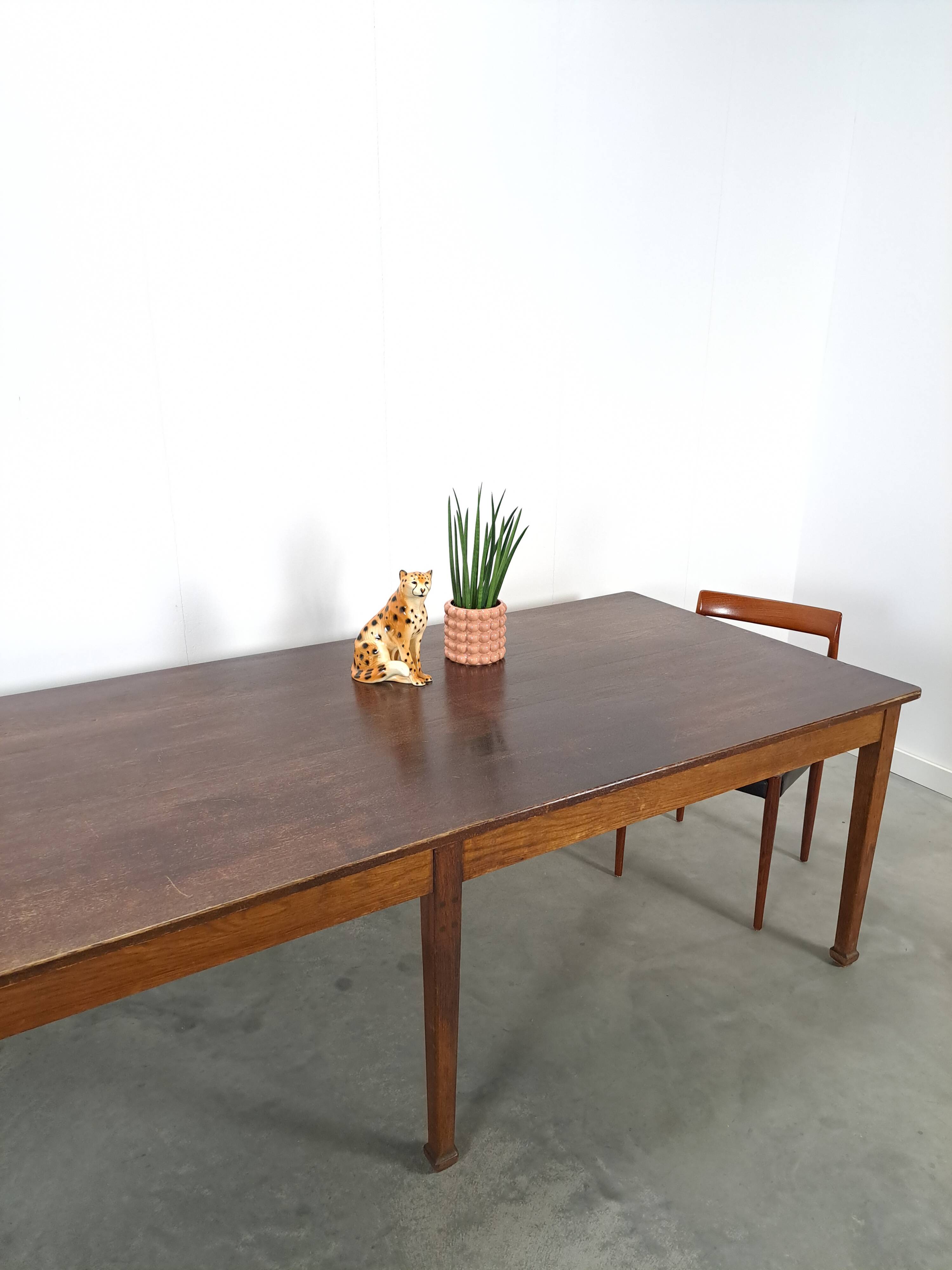 Grande table de salle à manger en bois