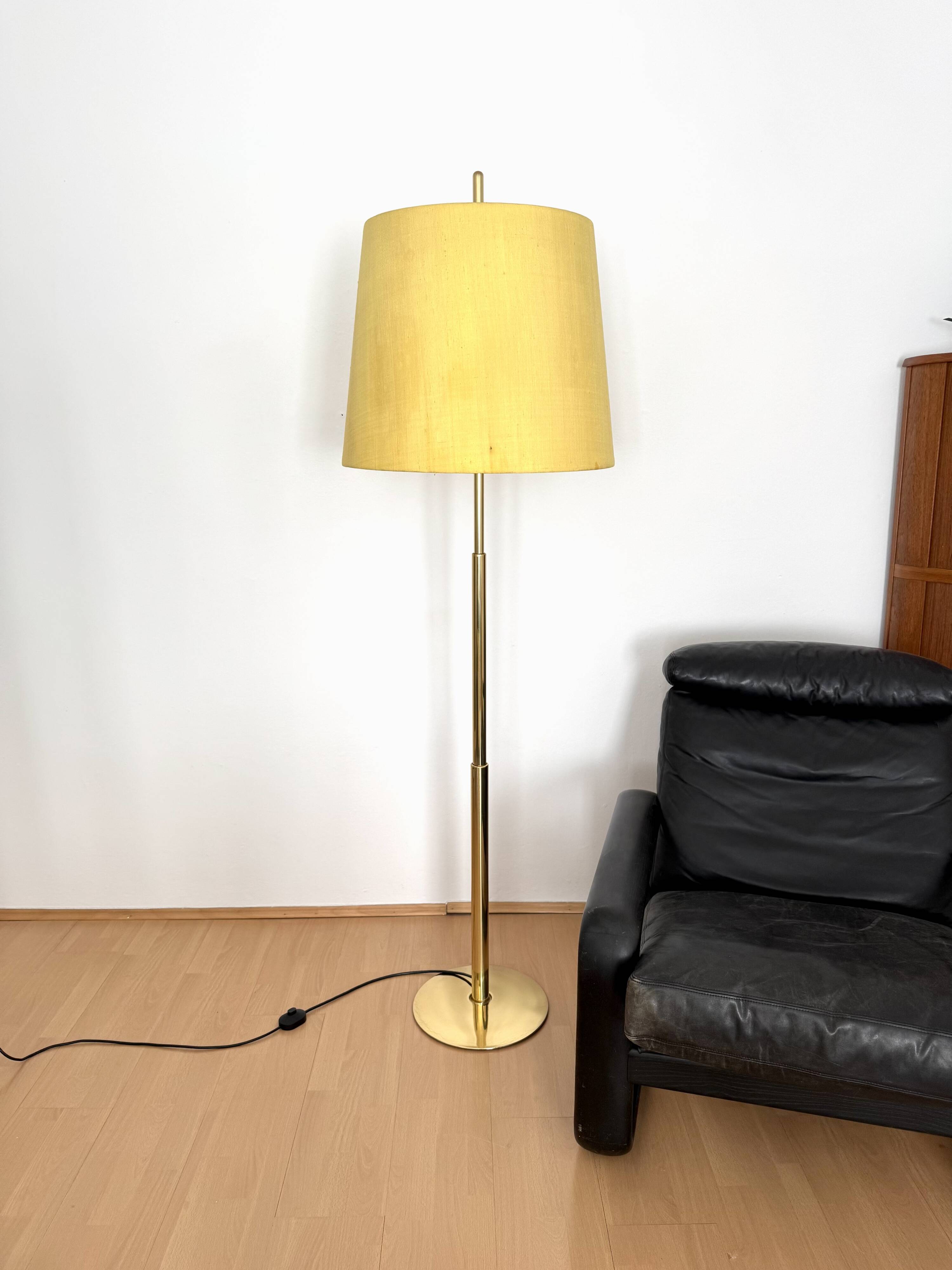 Lampadaire télescopique réglable en laiton par Ingo Maurer pour Design M