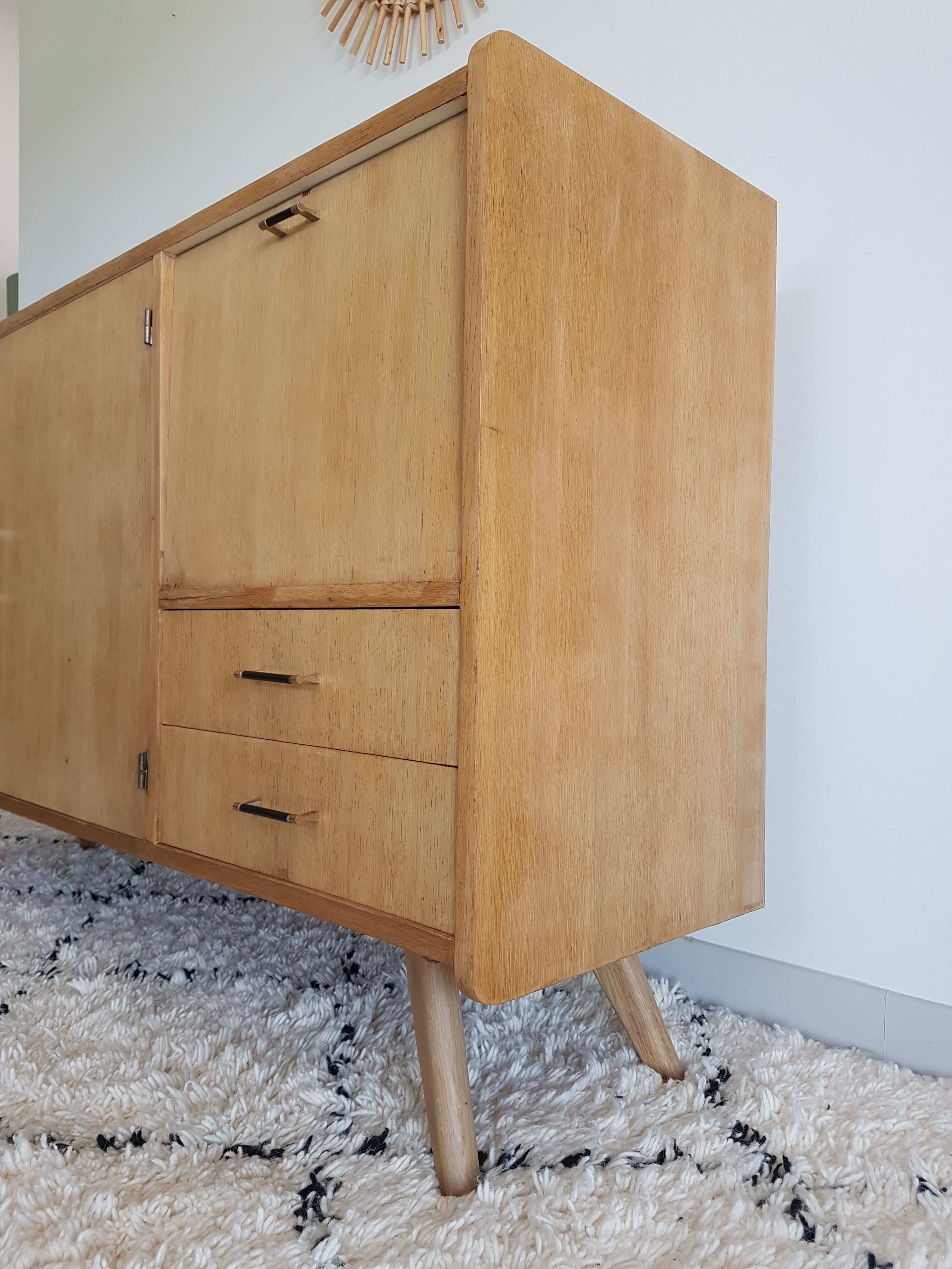 Sideboard vintage compass feet
