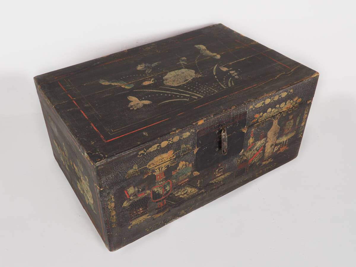 Antique wooden chest with illustrations of porcelain vases (1900) #2