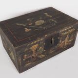 Coffre ancien en bois avec illustrations de vases en porcelaine (1900) #2