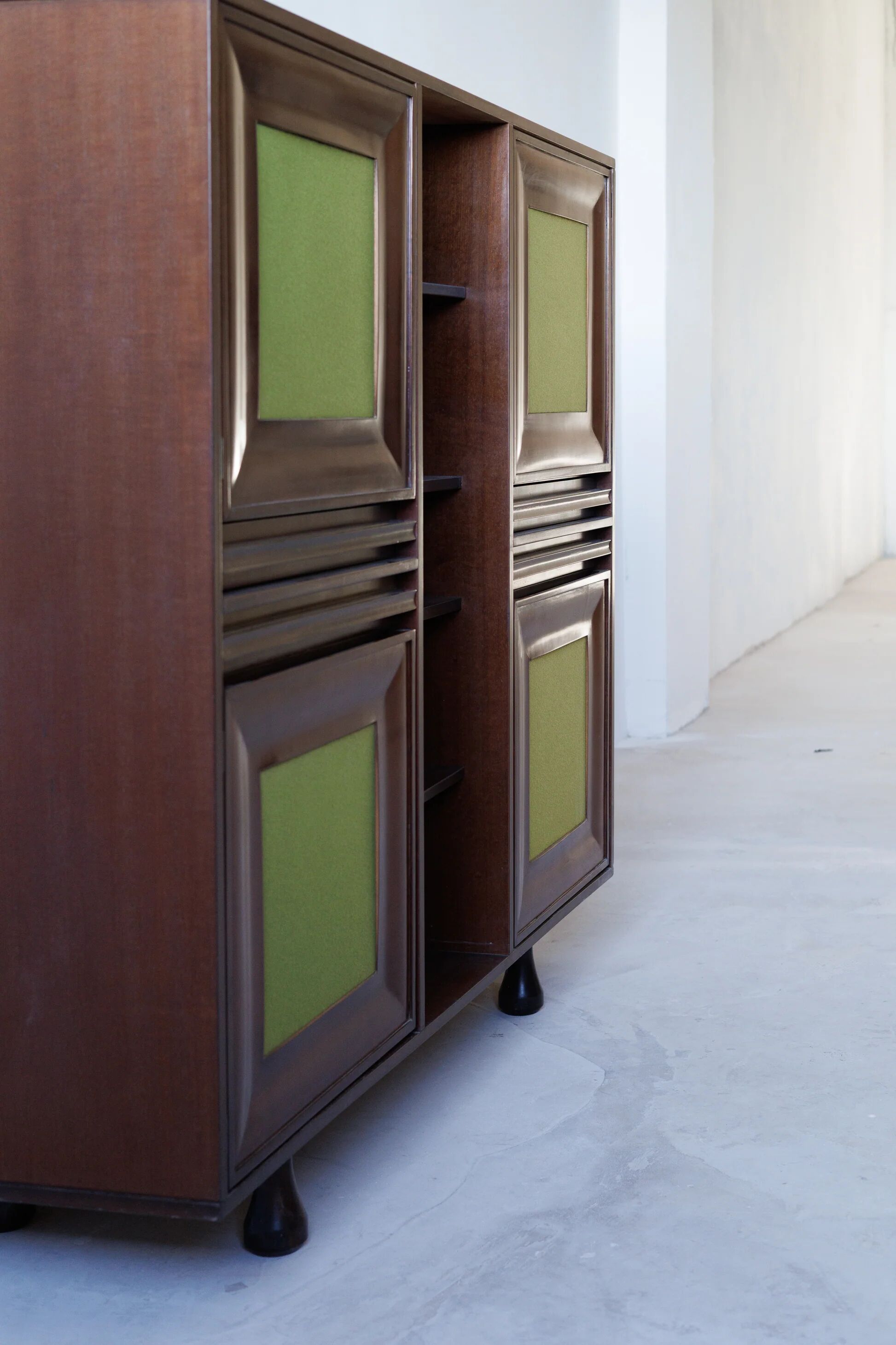 Angelo Cabinet en acajou, Mangiarotti pour Sorgente dei Mobili, Italie, années 1960