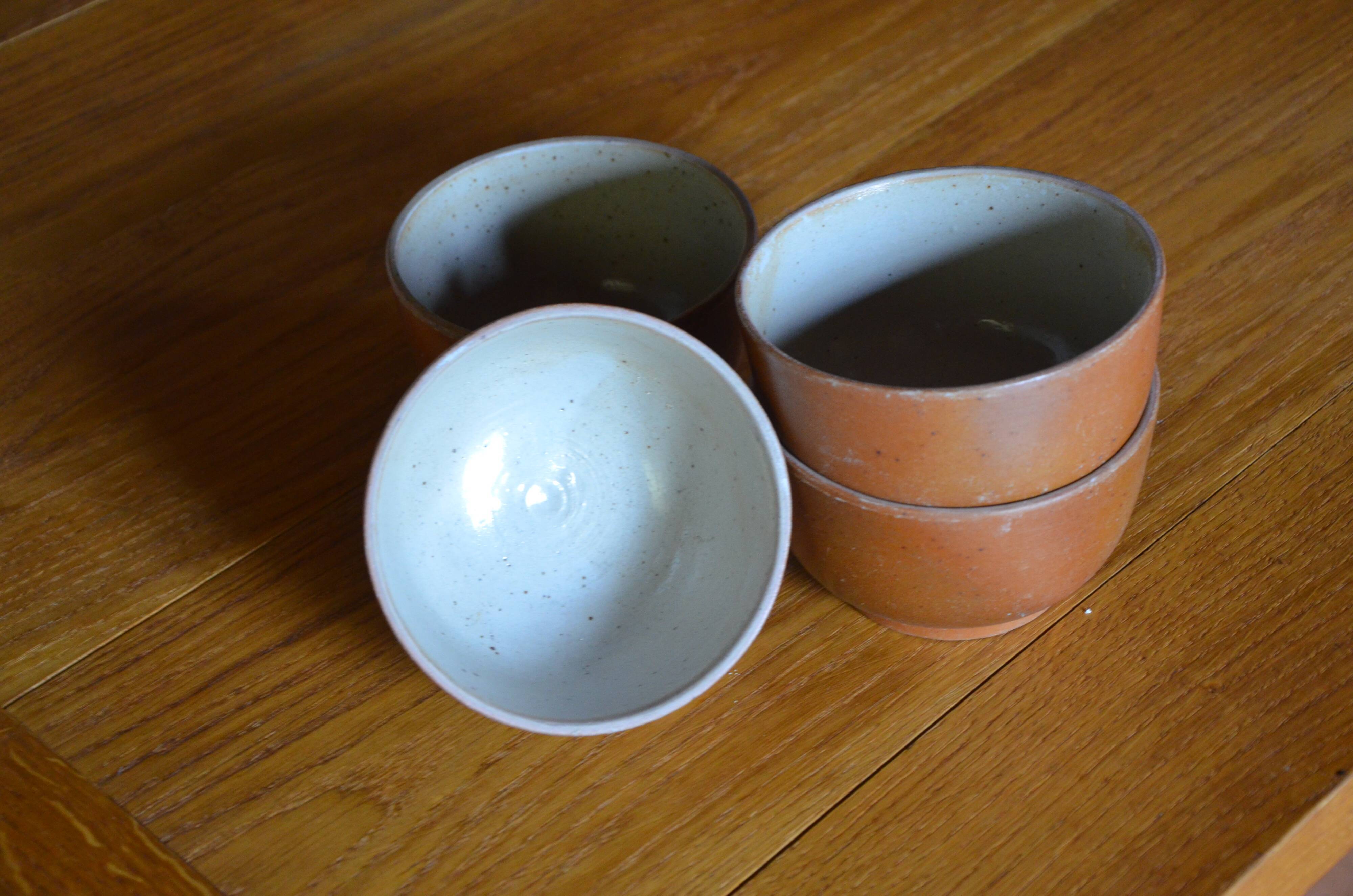 Lot of 4 bowls in sandstone and shiny grey inside