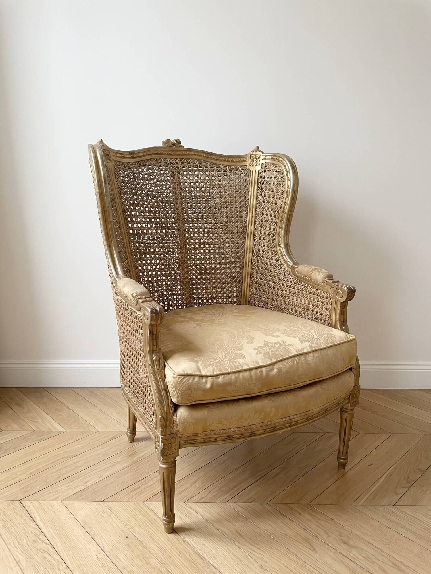 Louis XV gold salon set with a 3-seater sofa and 2 armchairs.