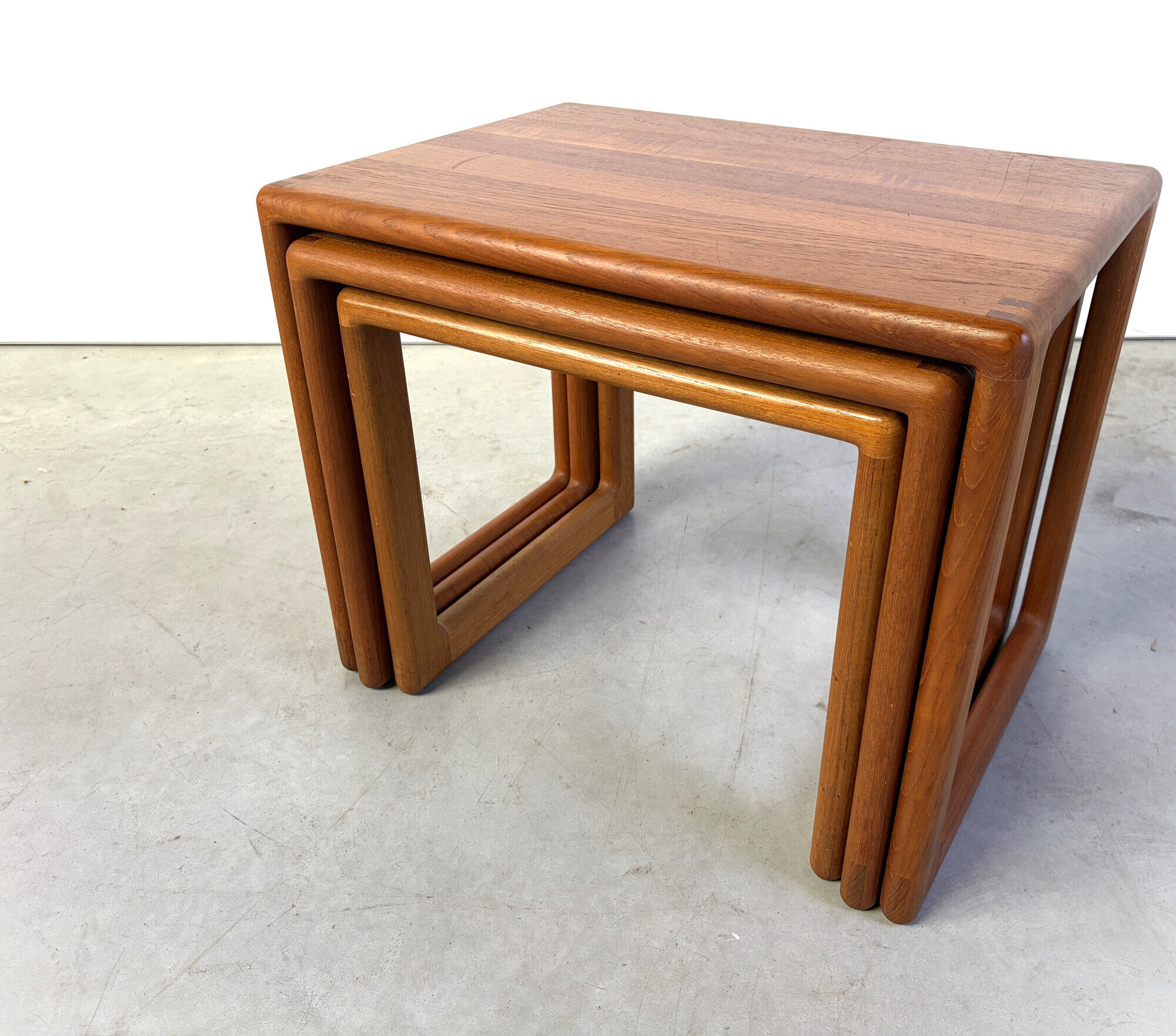 Tables gigognes en teck par Dyrlund, années 1960.