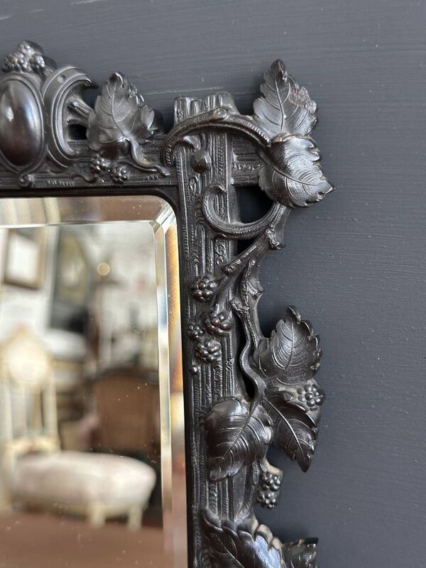 Petit miroir Napoléon III en gutta percha à décor de vigne, XIXe siècle
