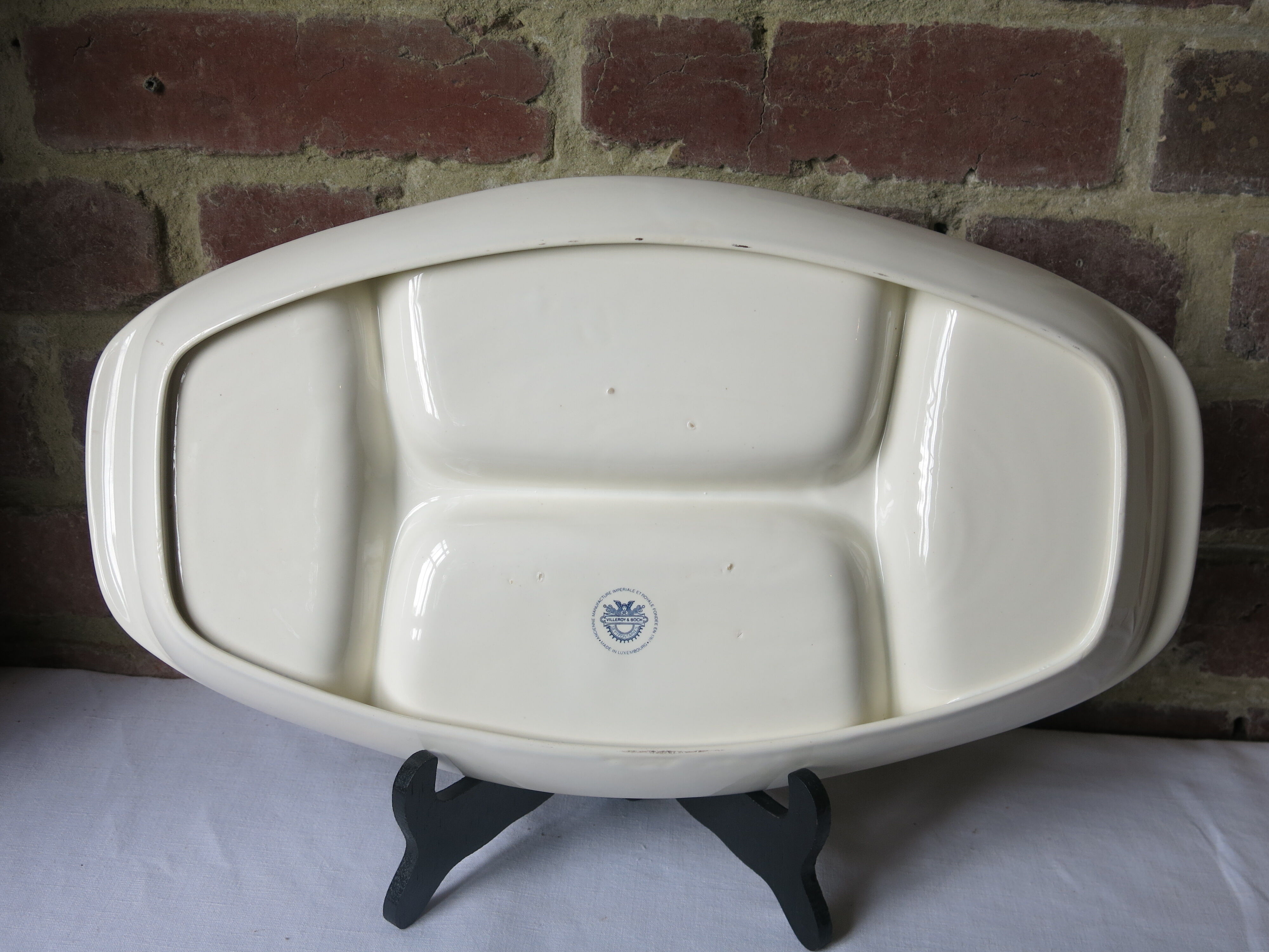 Serving dish with compartments