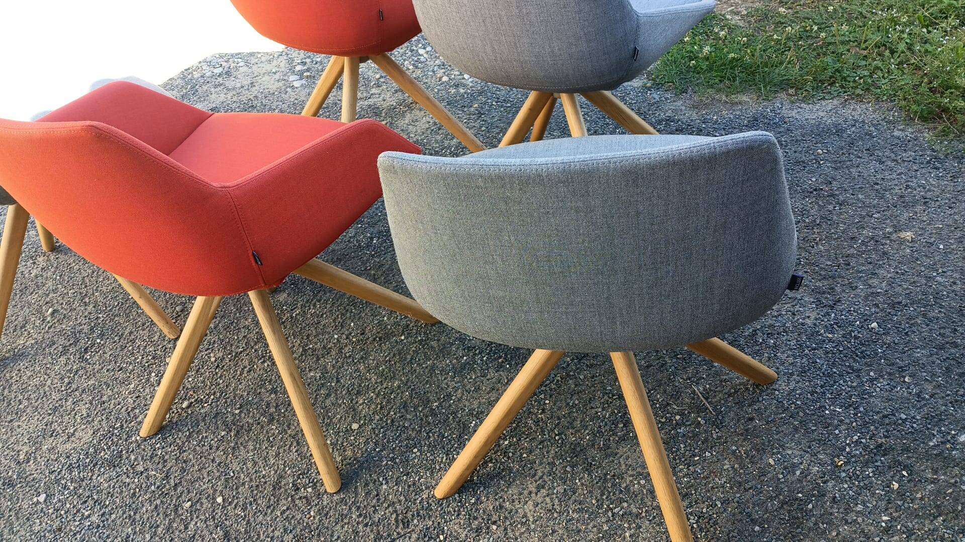 Set of 5 inclass armchairs in fabric and wood – coral red and grey