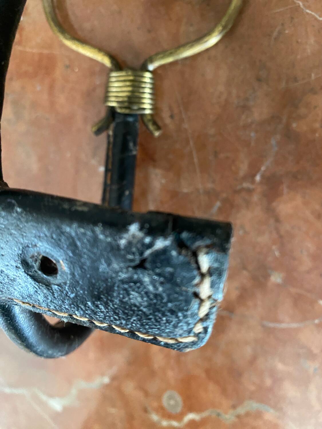 Paire de patères cuir et bronze mains