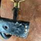 Paire de patères cuir et bronze mains
