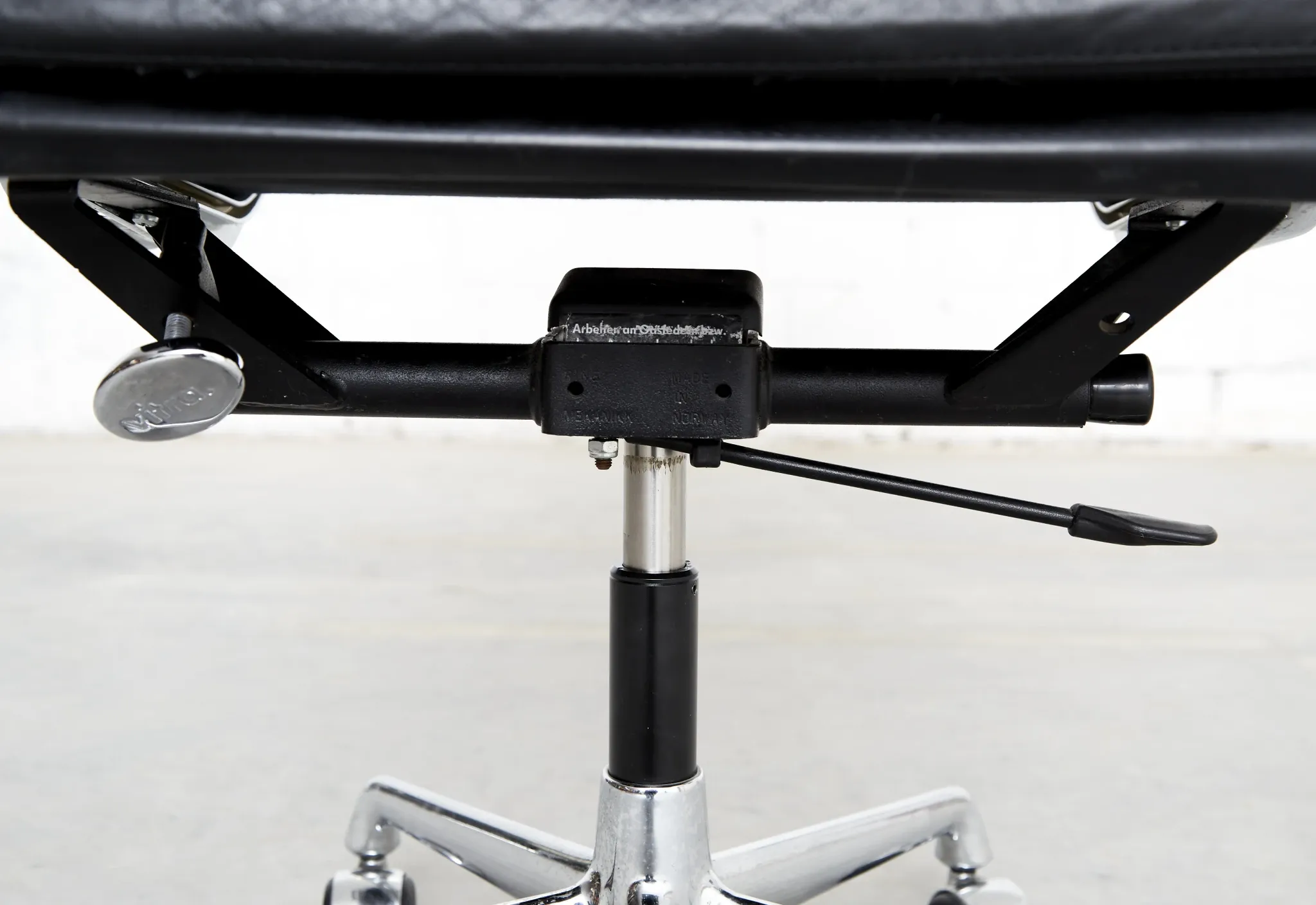 Charles & Ray Eames Soft PAd Chair EA 217 for Vitra