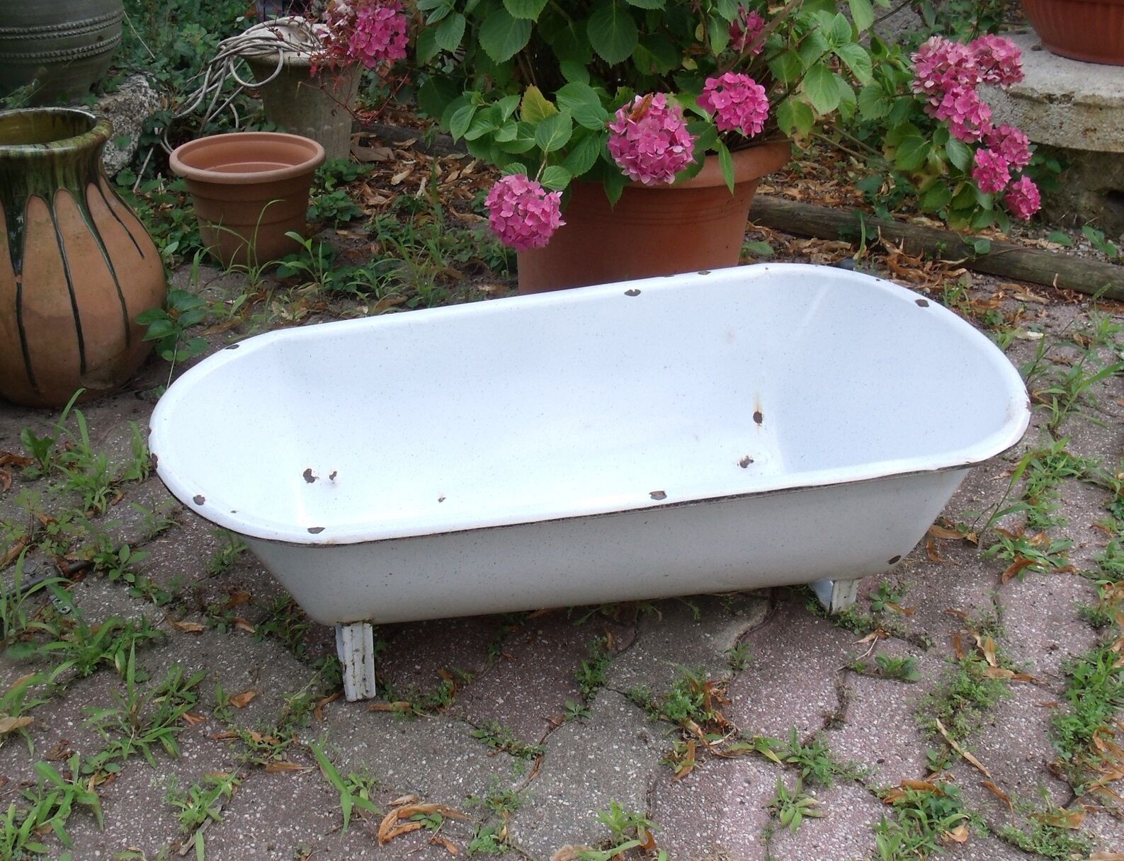 Small children's bathtub in enamelled metal