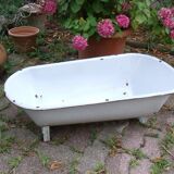 Small children's bathtub in enamelled metal