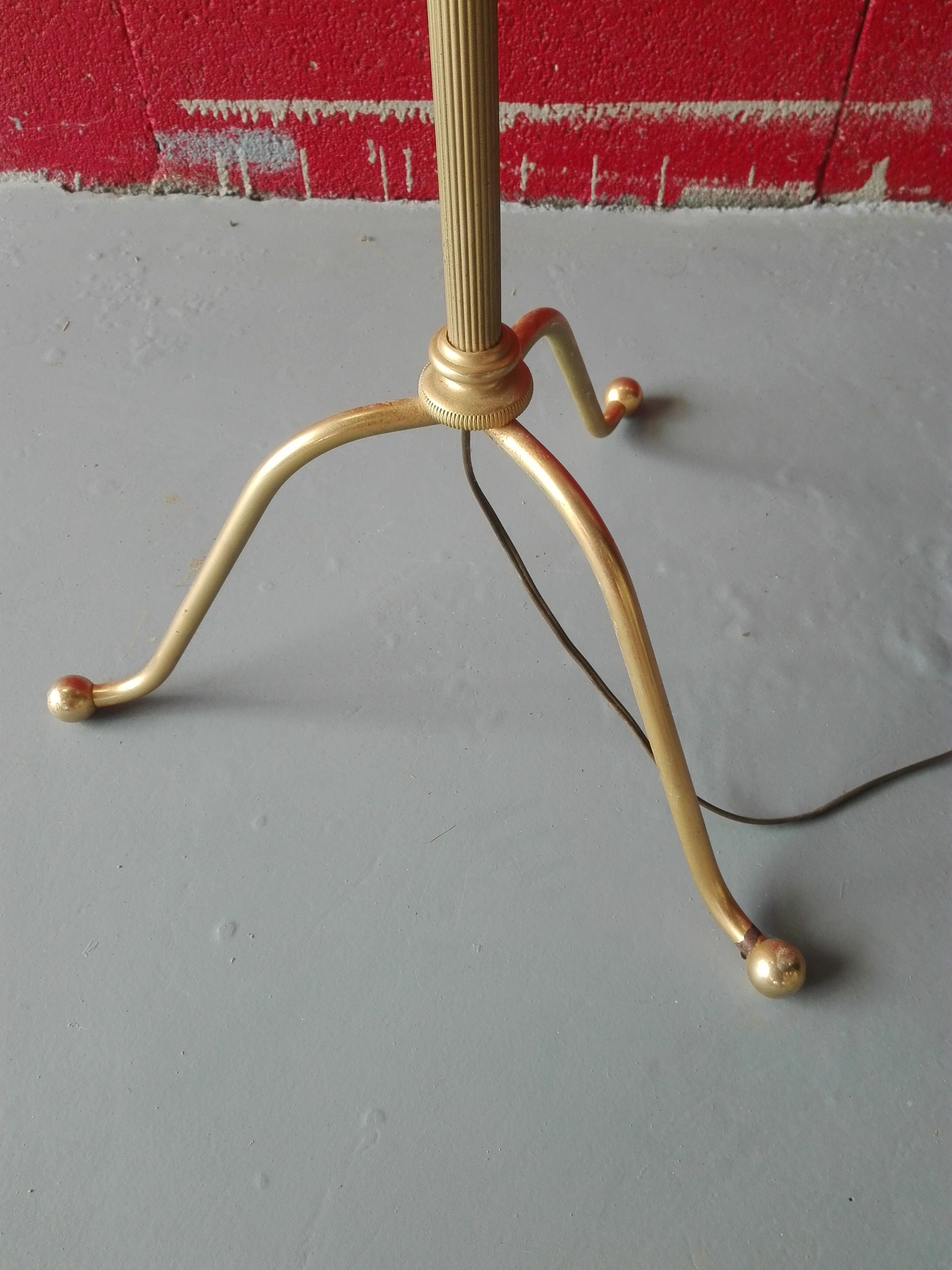 Lampadaire doré tripode