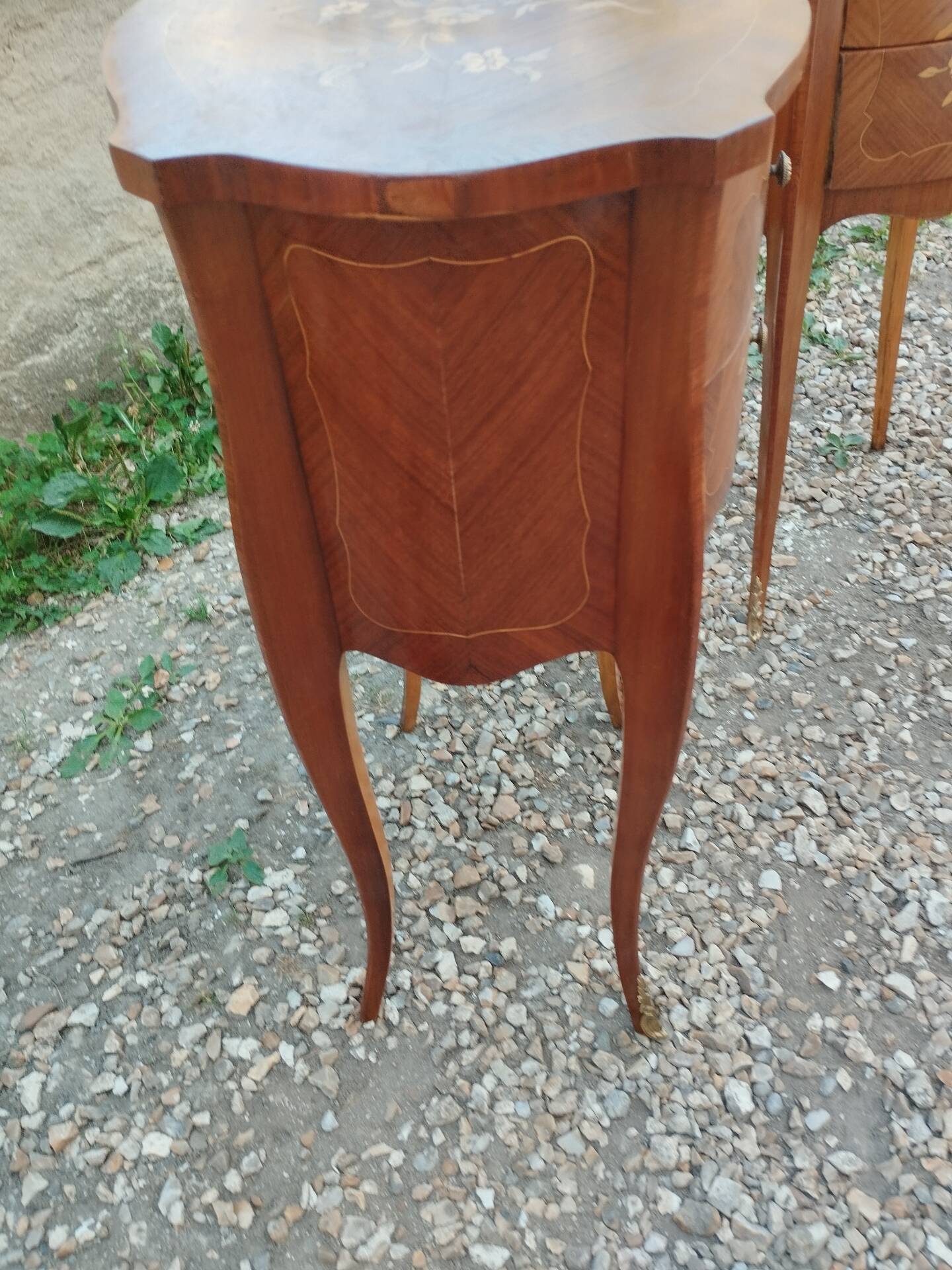 Paire de chevets anciens en marqueterie style Louis XV
