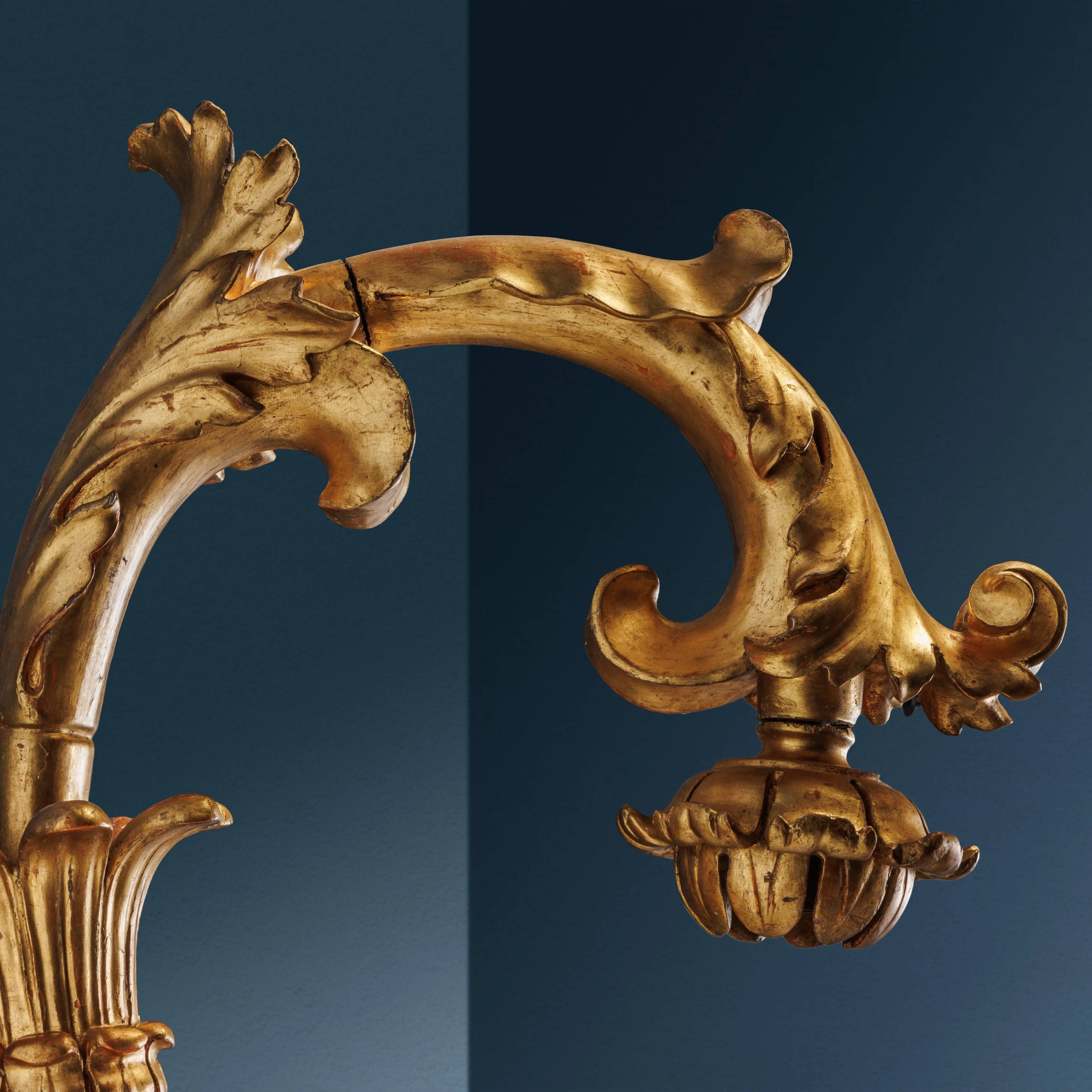 Paire de supports de lanternes baroques anciens en bois doré, Italie, XVIII Century