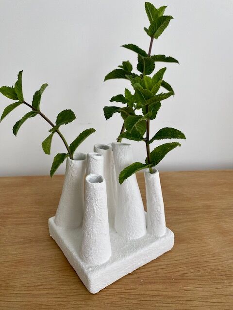 Vase pique flower with matte whitened pipe