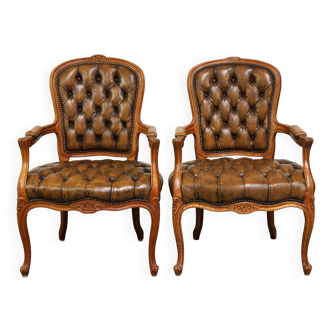 Lot de 2 fauteuils Chesterfield baroques en cuir avec pieds Queen Anne