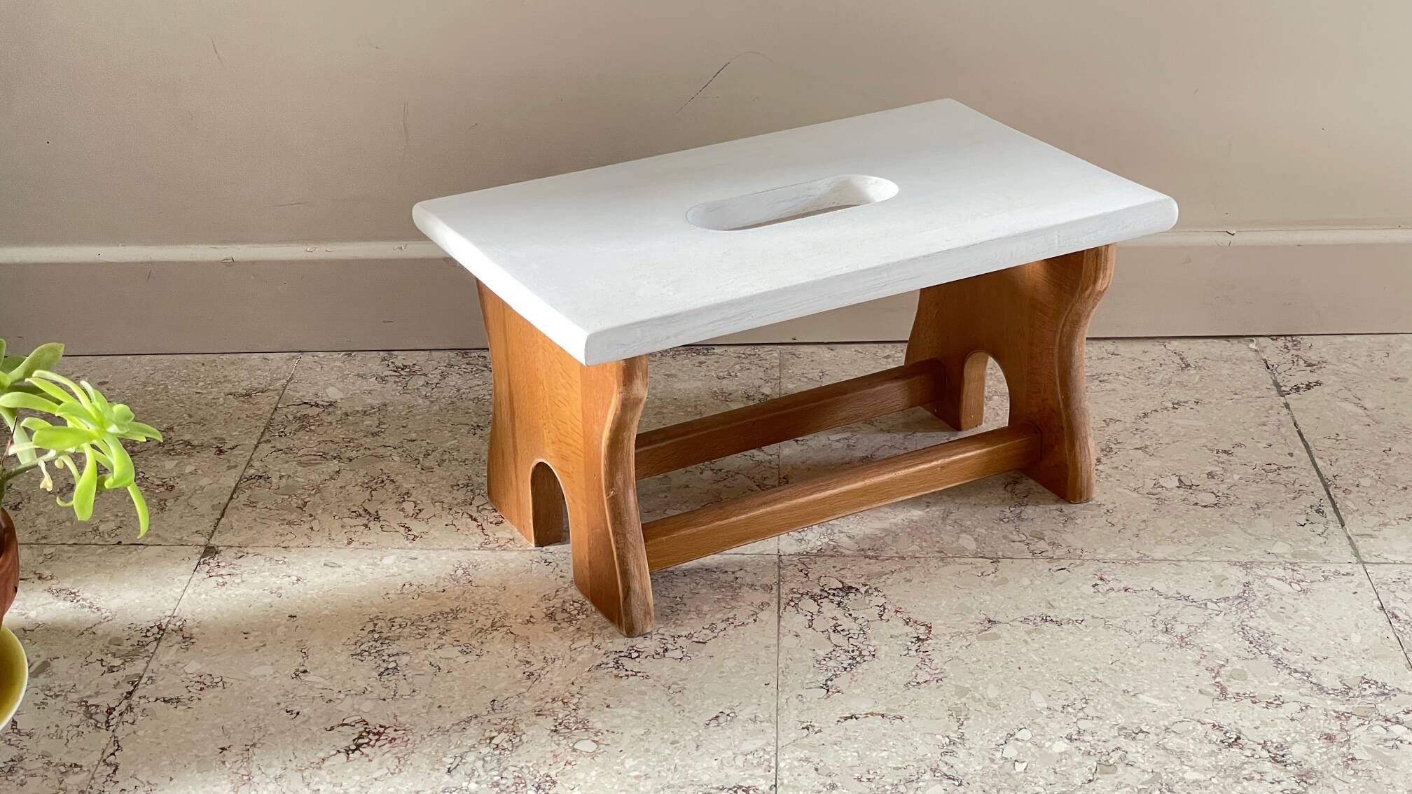 Tabouret vintage en hêtre et peint en blanc