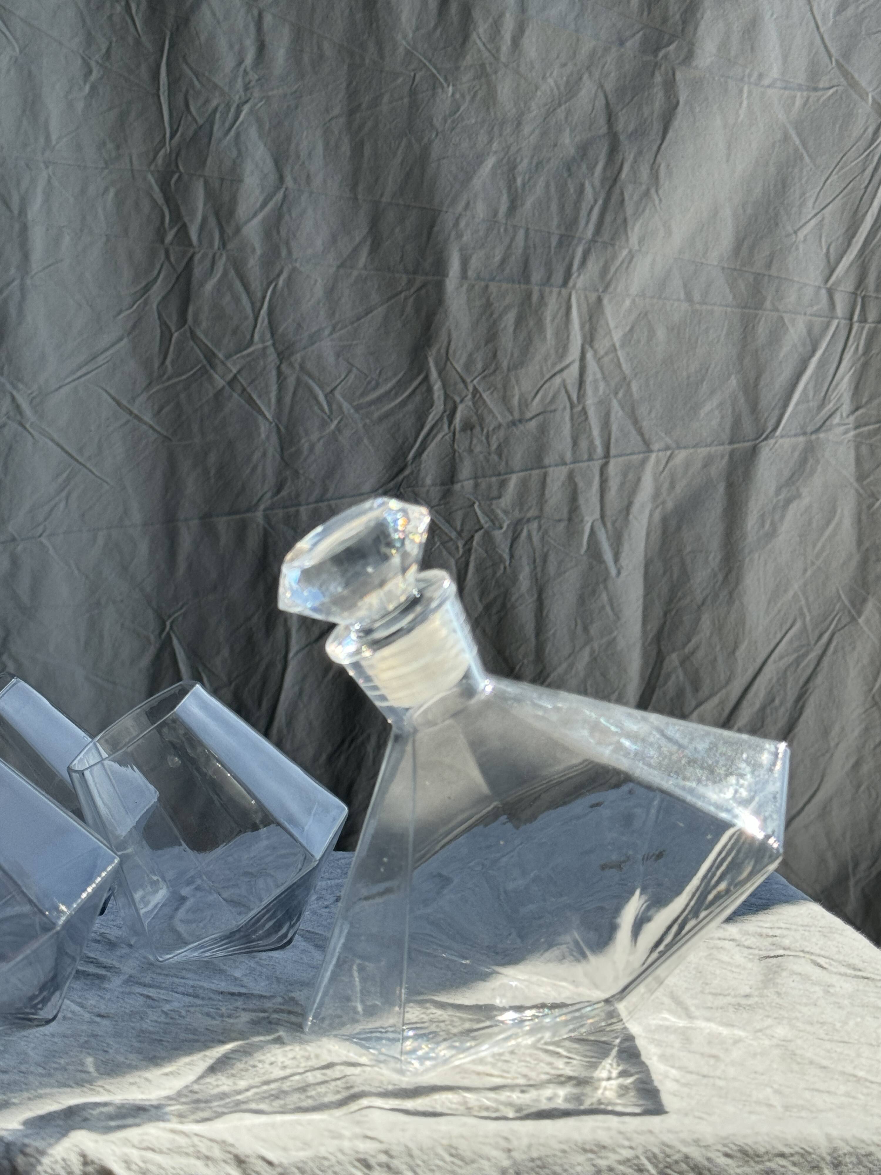Small geometric carafe with diamond-shaped stopper and its 4 glasses