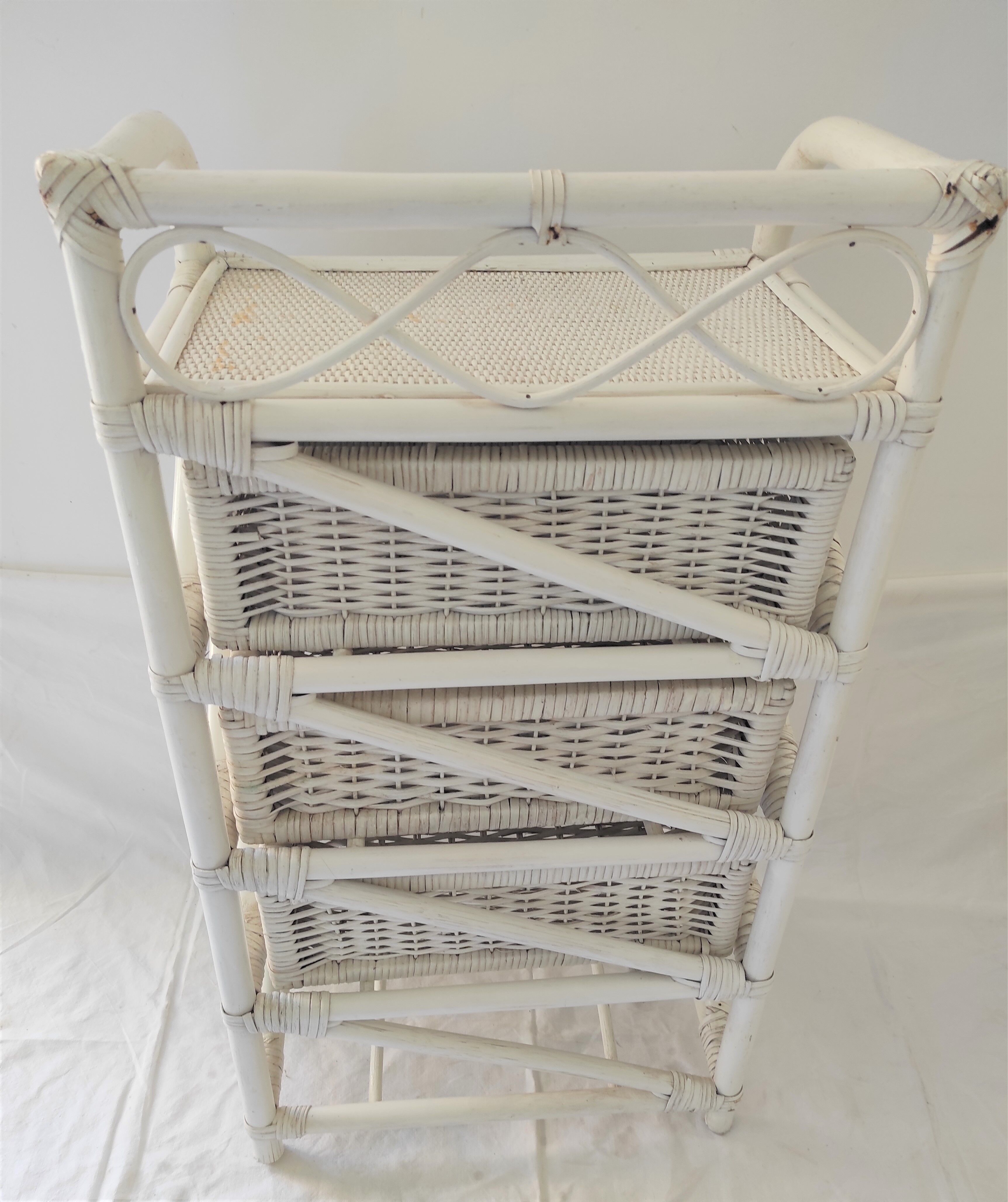 Meuble en rotin blanc