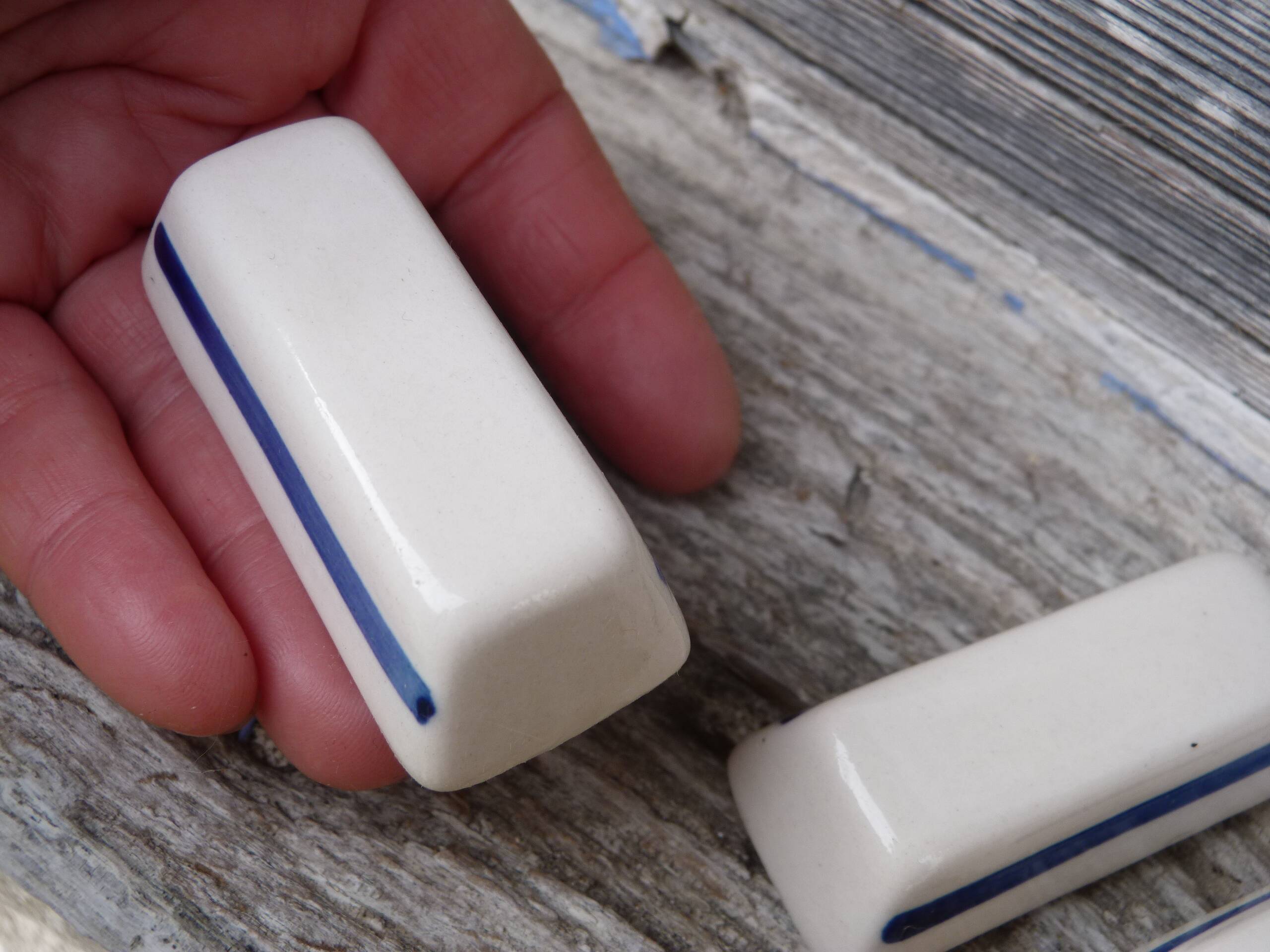 Set of 6 vintage ceramic knife rests in cream and blue.