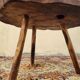 Table basse brutaliste en châtaignier
