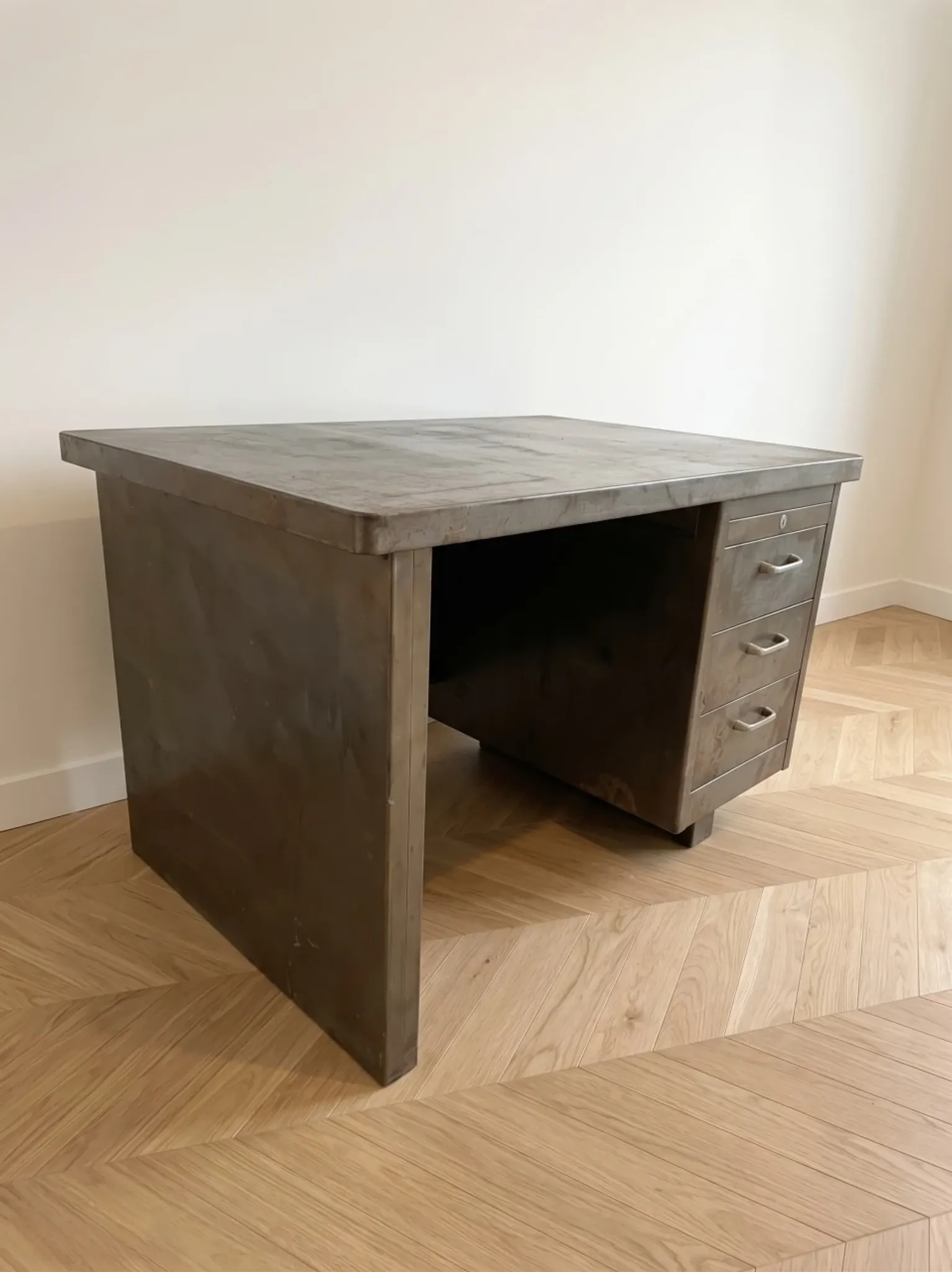 Bureau industriel Strafor en acier gris