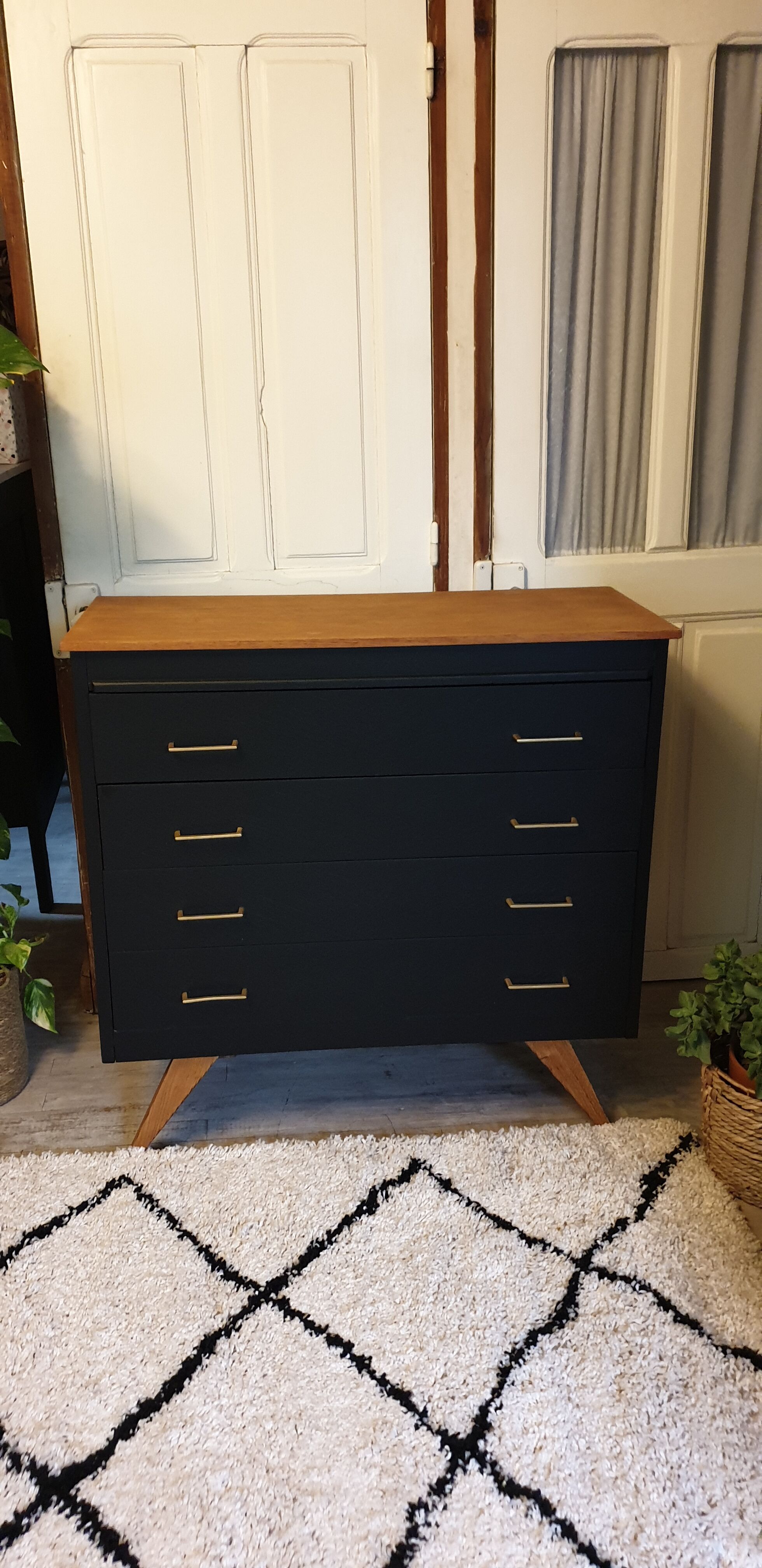 Chest of drawer compass feet