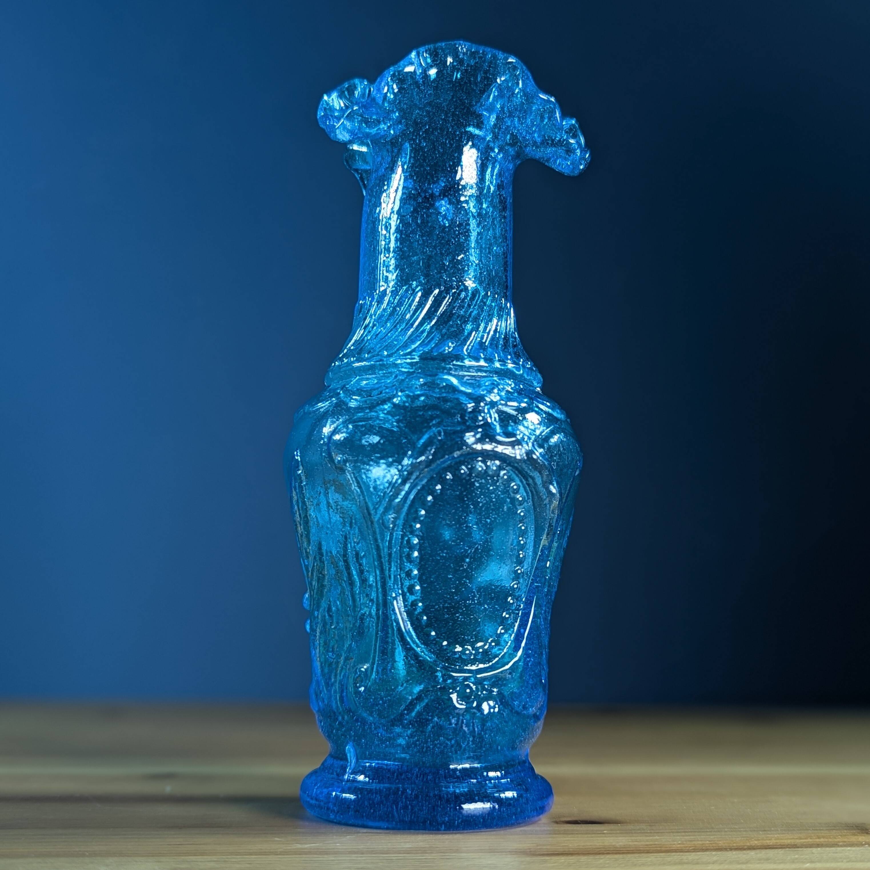 Petit vase Empoli en verre bleu à décor de branches et fruits en relief 16c