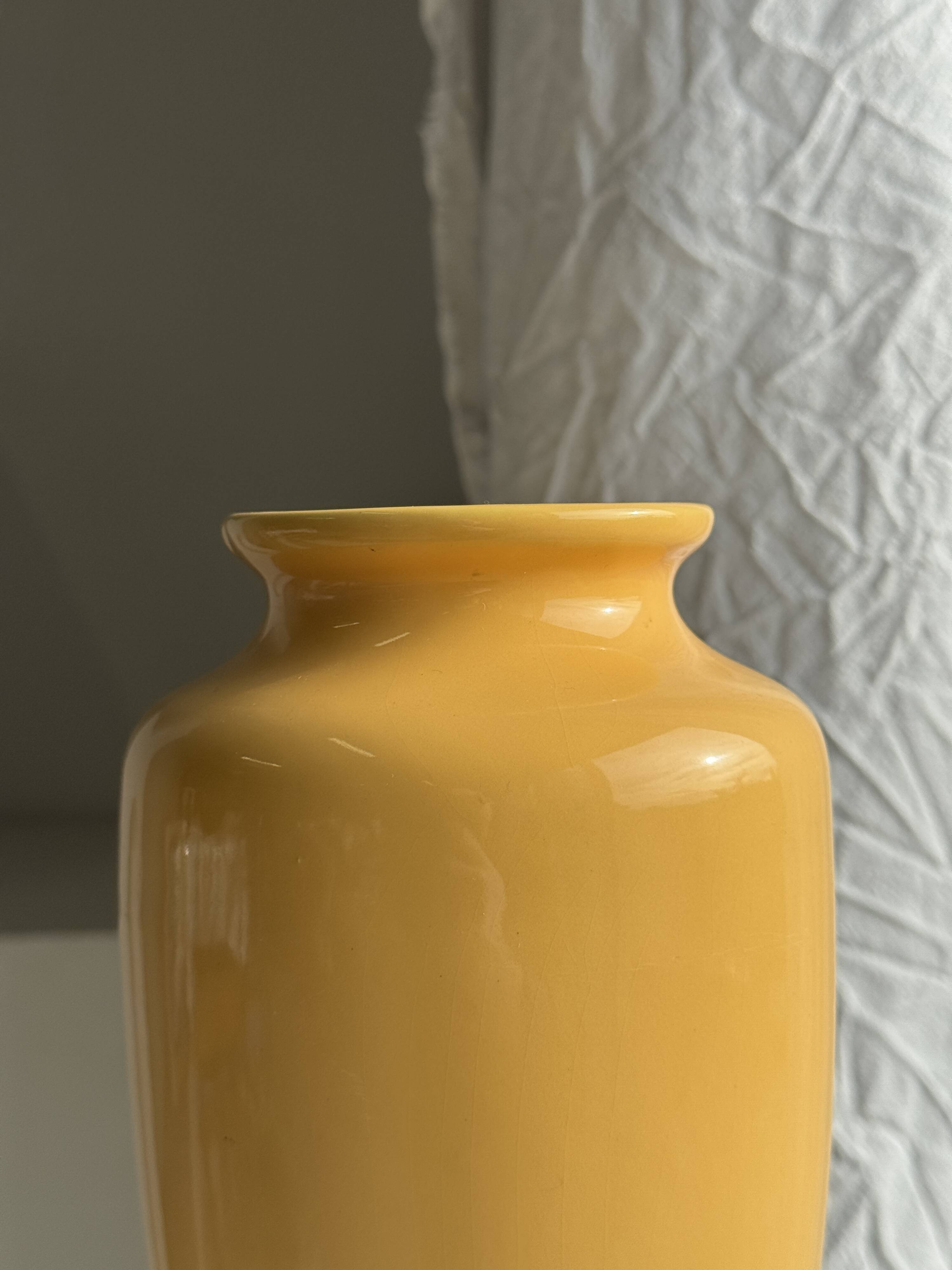 Vase jaune oblong années 90 H26