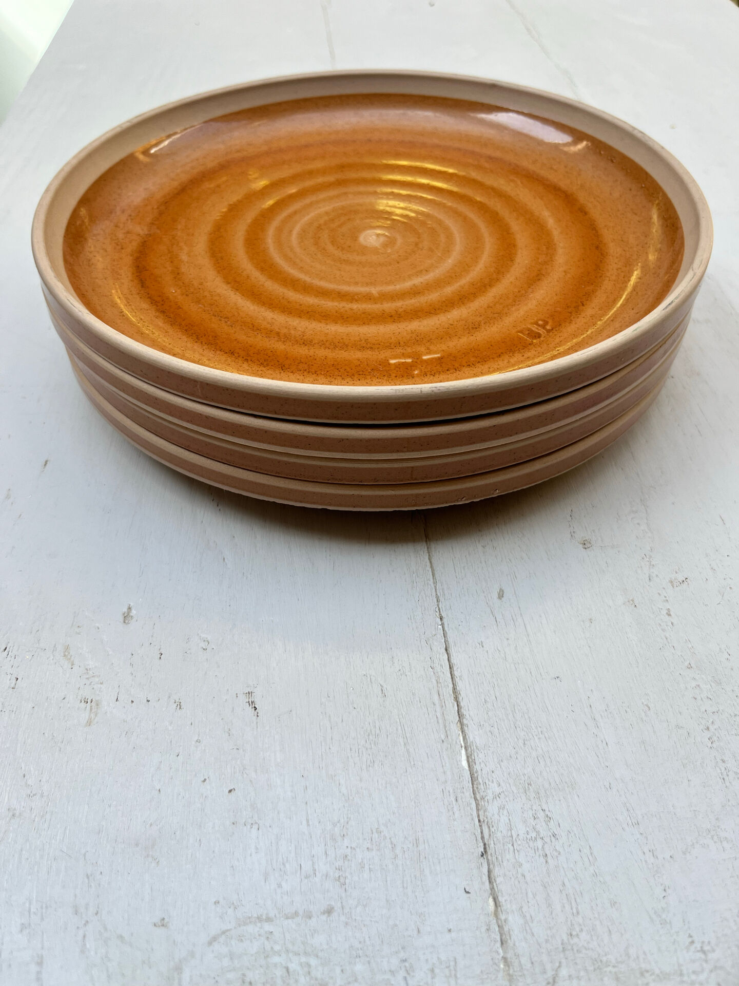 4 flat plates in stoneware