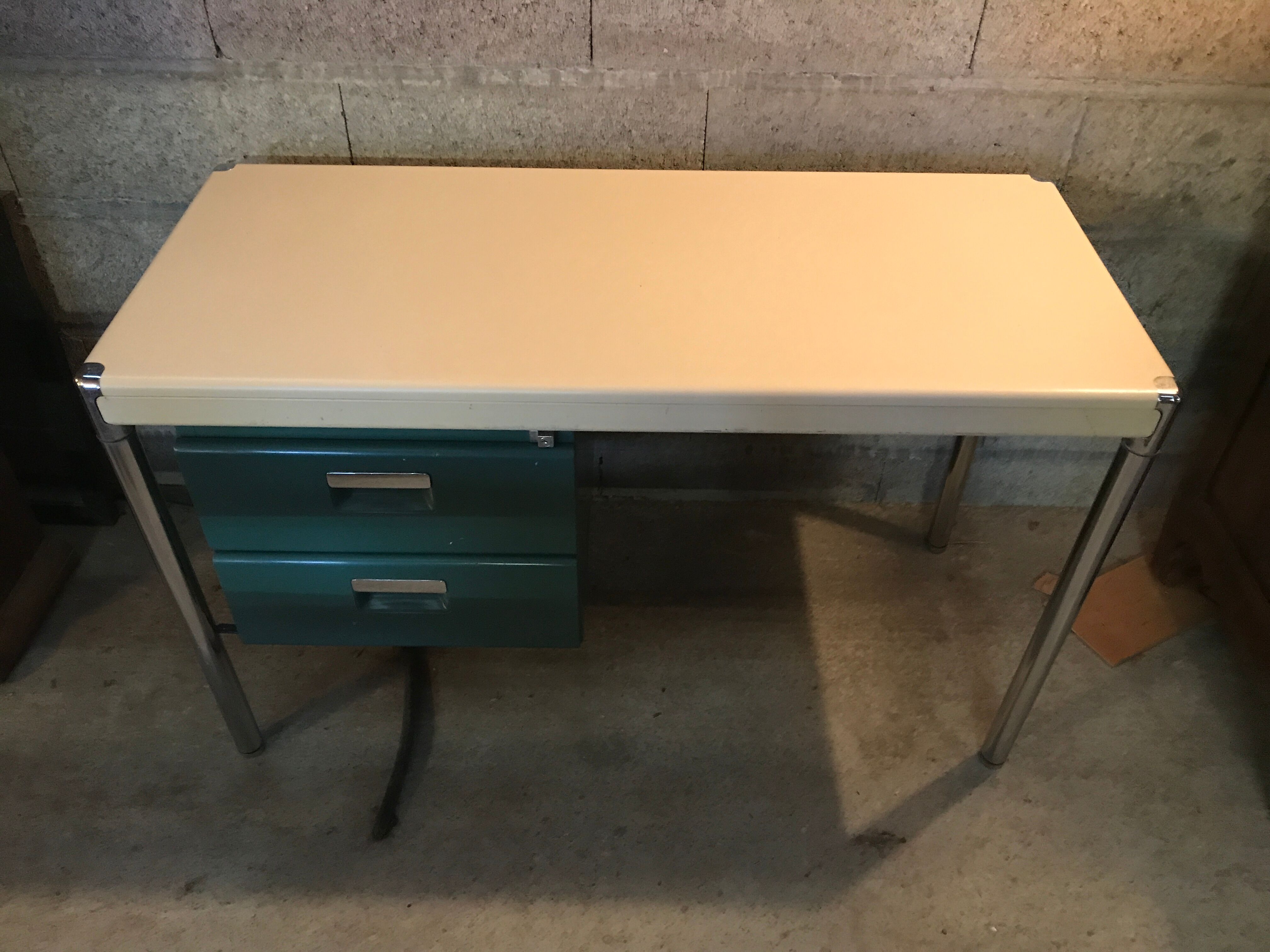 Two-coloured industrial metal office