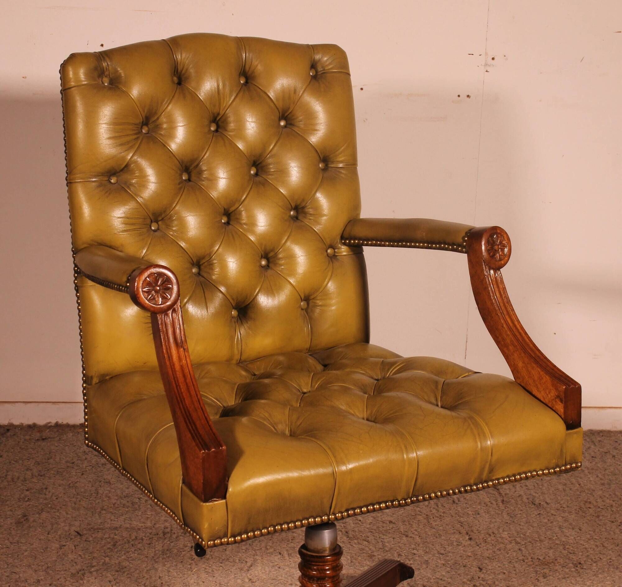 Office Chair Known as Swivel Executive Chair in Mahogany and Leather