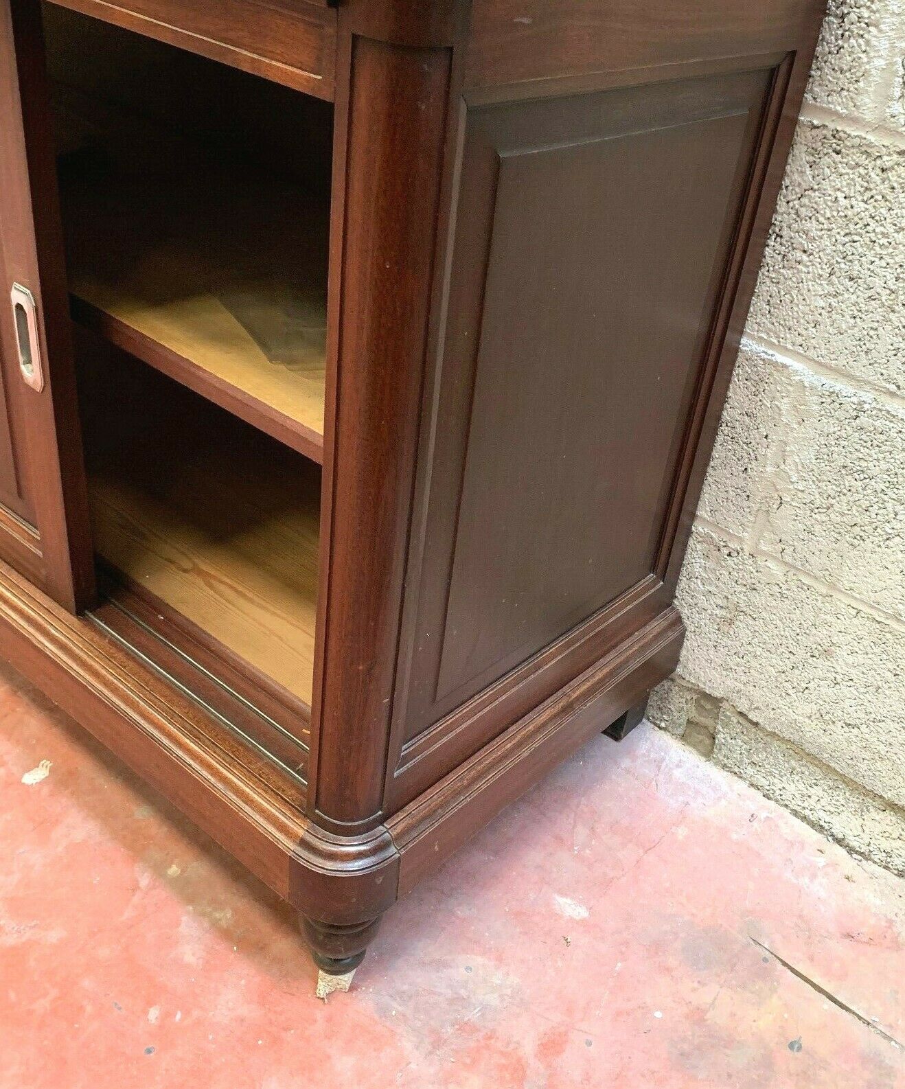 Two-body store window Presentation showcase has sliding doors