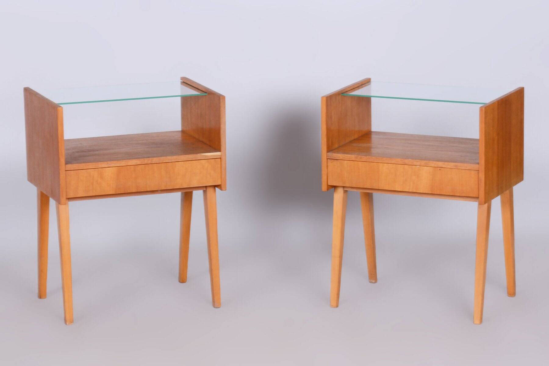 Mid-Century Modern Bedside Tables in Oak and Glass, 1950s, Set of 2