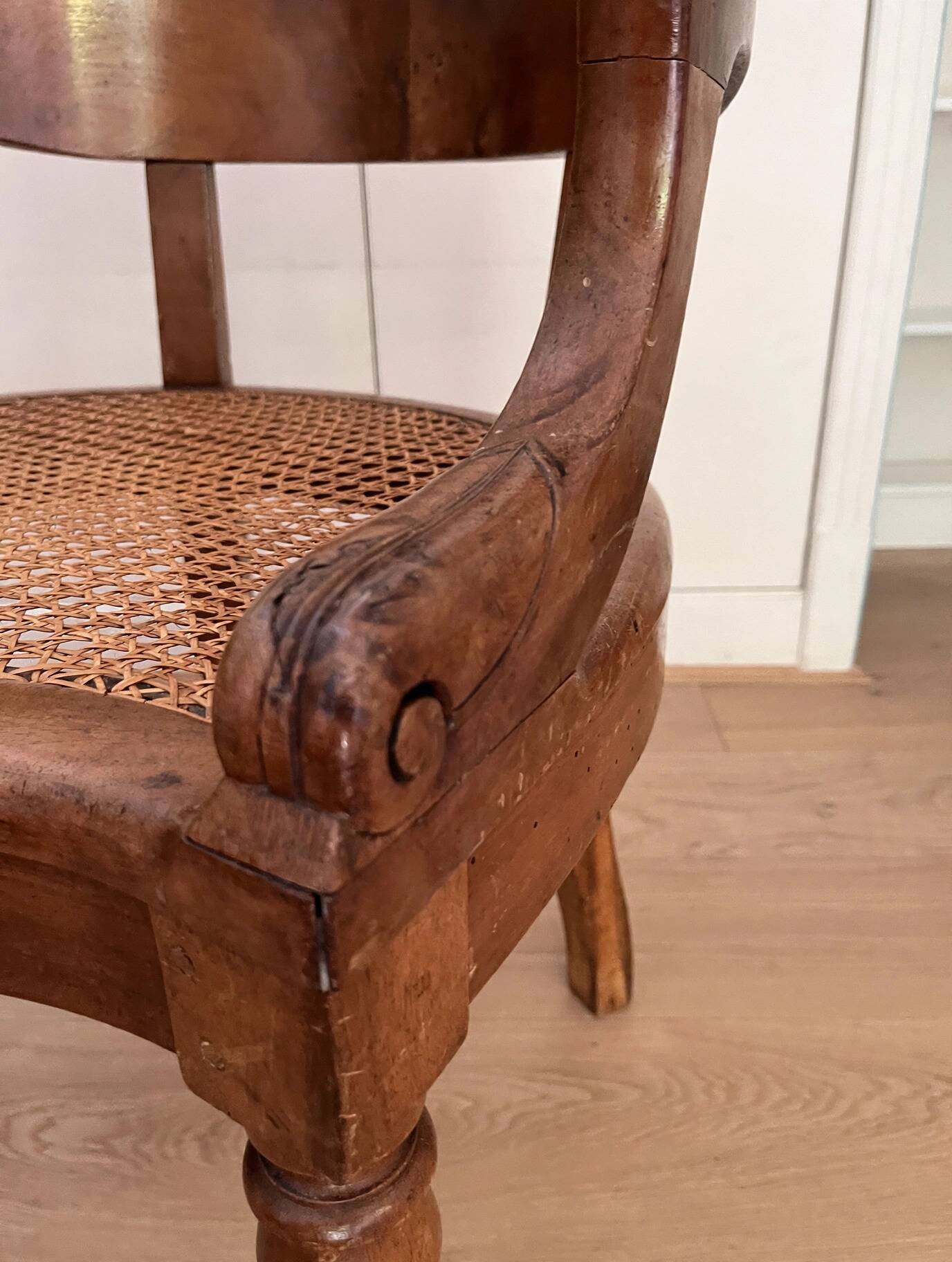 Fauteuil de bureau en bois canné 19e s