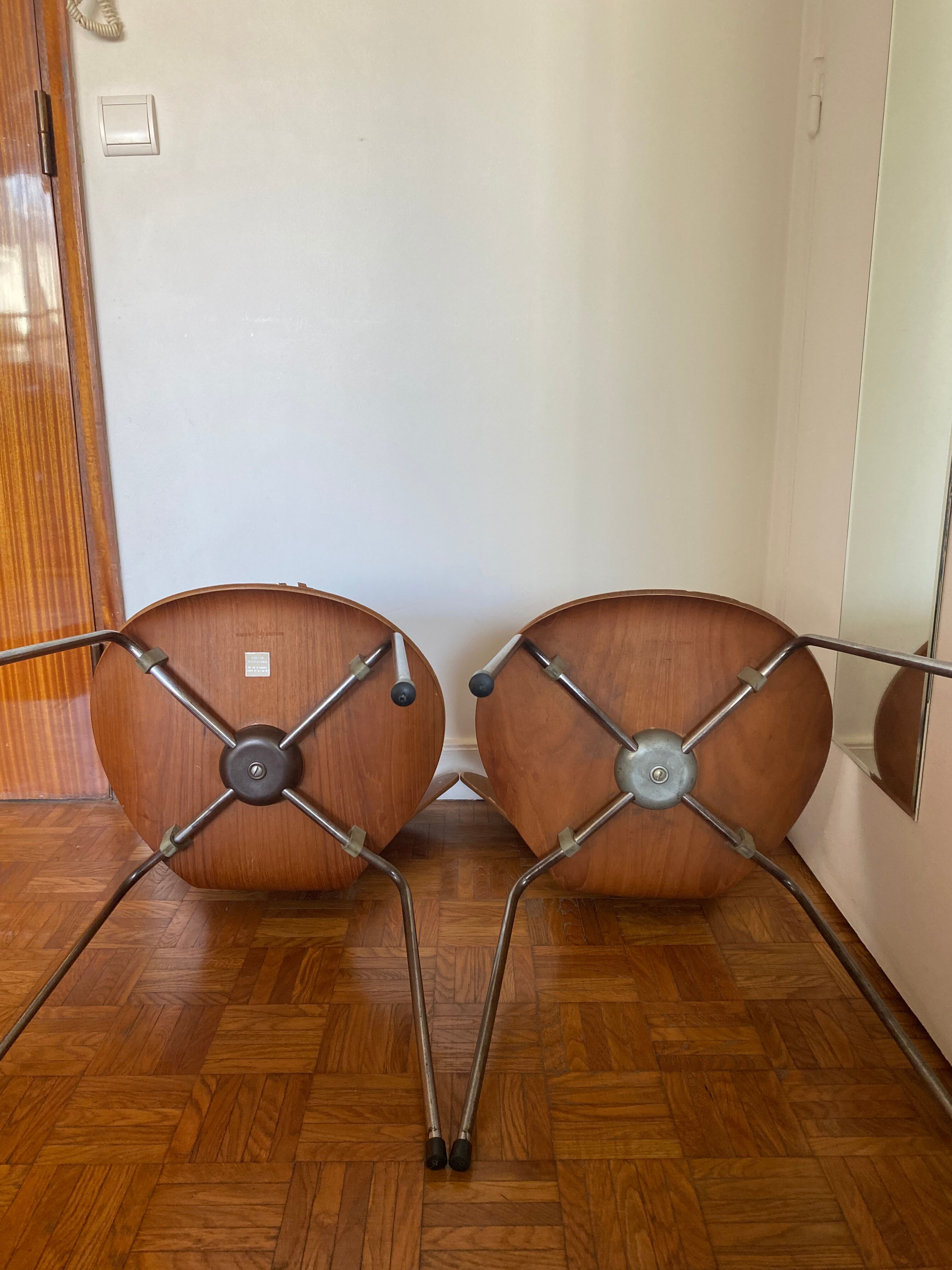Pair of 2 Fritz Hansen 7 series chairs signed Mobilier International