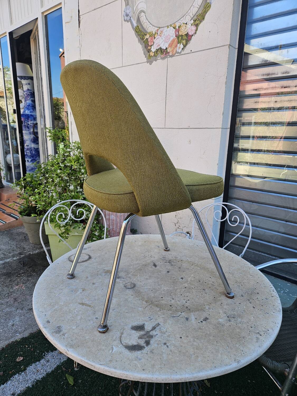 Knoll conference chair designed by Eero Saarinen